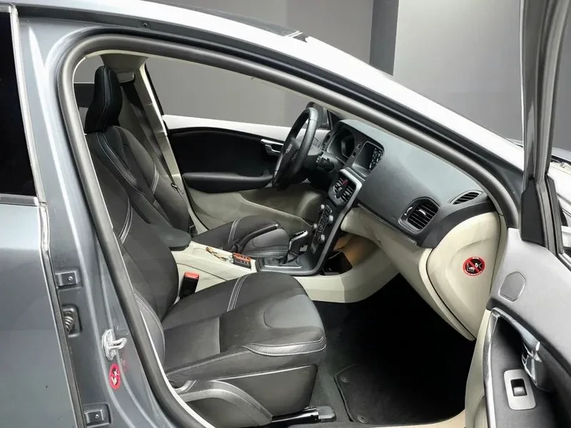 Volvo V40 D3 2Nd Generation, снимка 11 - Автомобили и джипове - 56067763