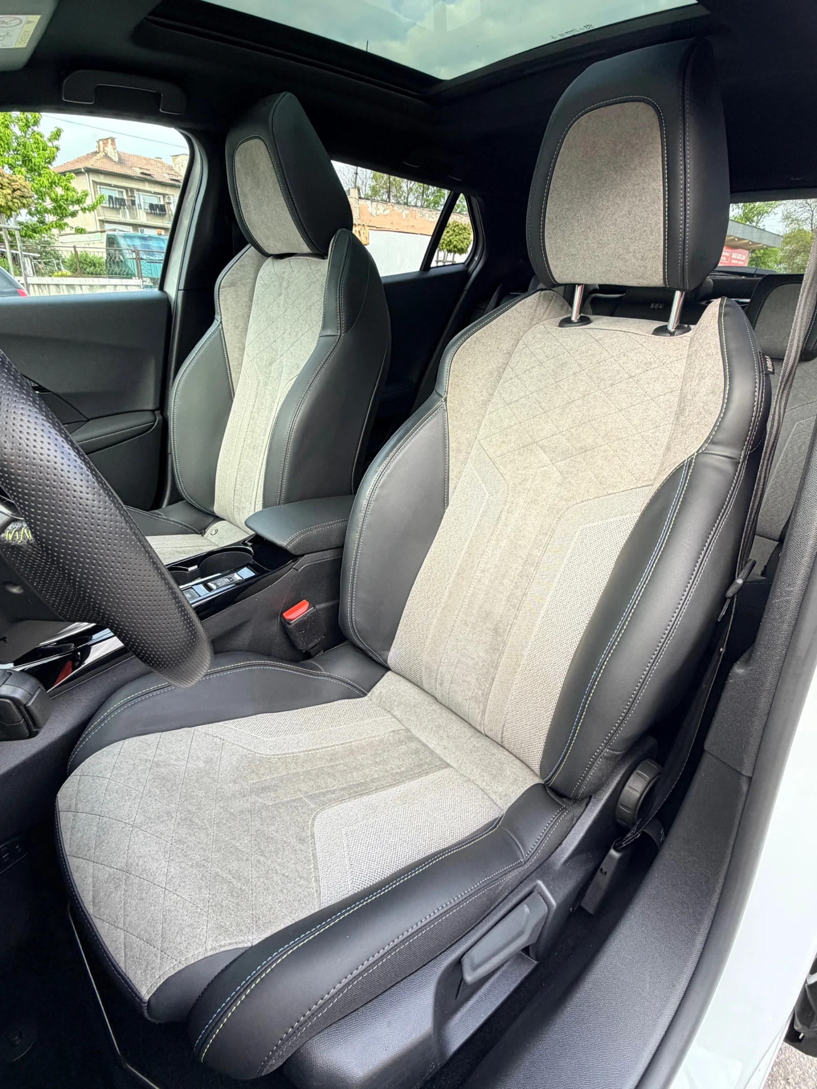 Peugeot 2008 GT Line /52KWh/Allure/Панорама/ Швейцария!, снимка 9 - Автомобили и джипове - 54386619