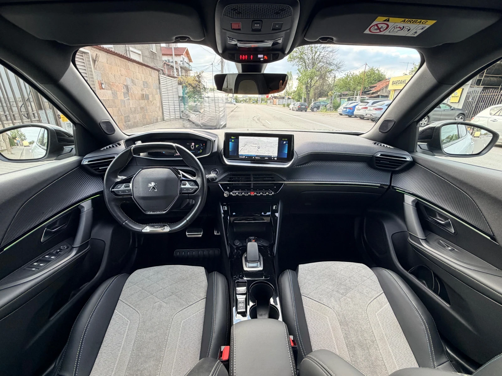 Peugeot 2008 GT Line /52KWh/Allure/Панорама/ Швейцария!, снимка 12 - Автомобили и джипове - 54386619