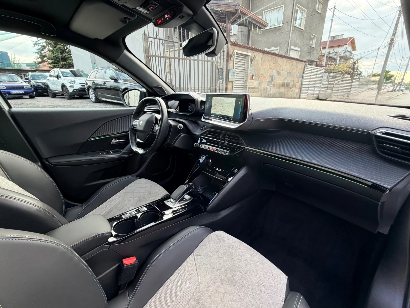 Peugeot 2008 GT Line /52KWh/Allure/Панорама/ Швейцария!, снимка 11 - Автомобили и джипове - 54386619