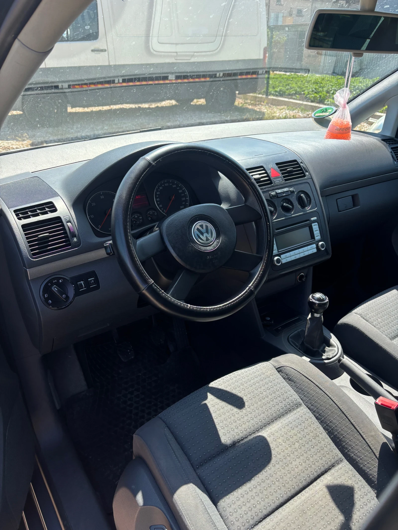 VW Touran, снимка 8 - Автомобили и джипове - 54633763