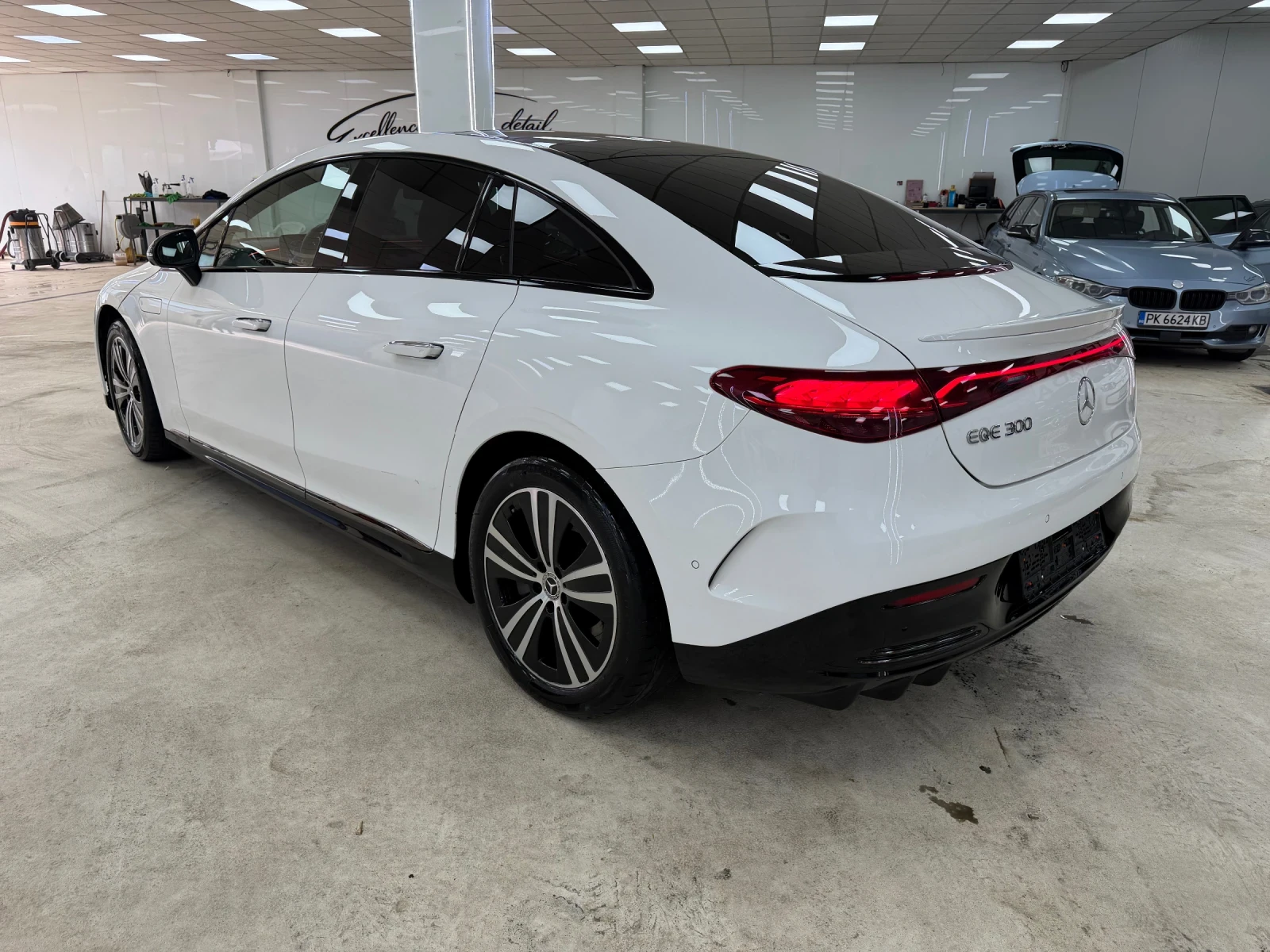 Mercedes-Benz EQE EQE 300 AMG Line / SOH 95% / Burmester / HUD / Пан, снимка 6 - Автомобили и джипове - 55441479