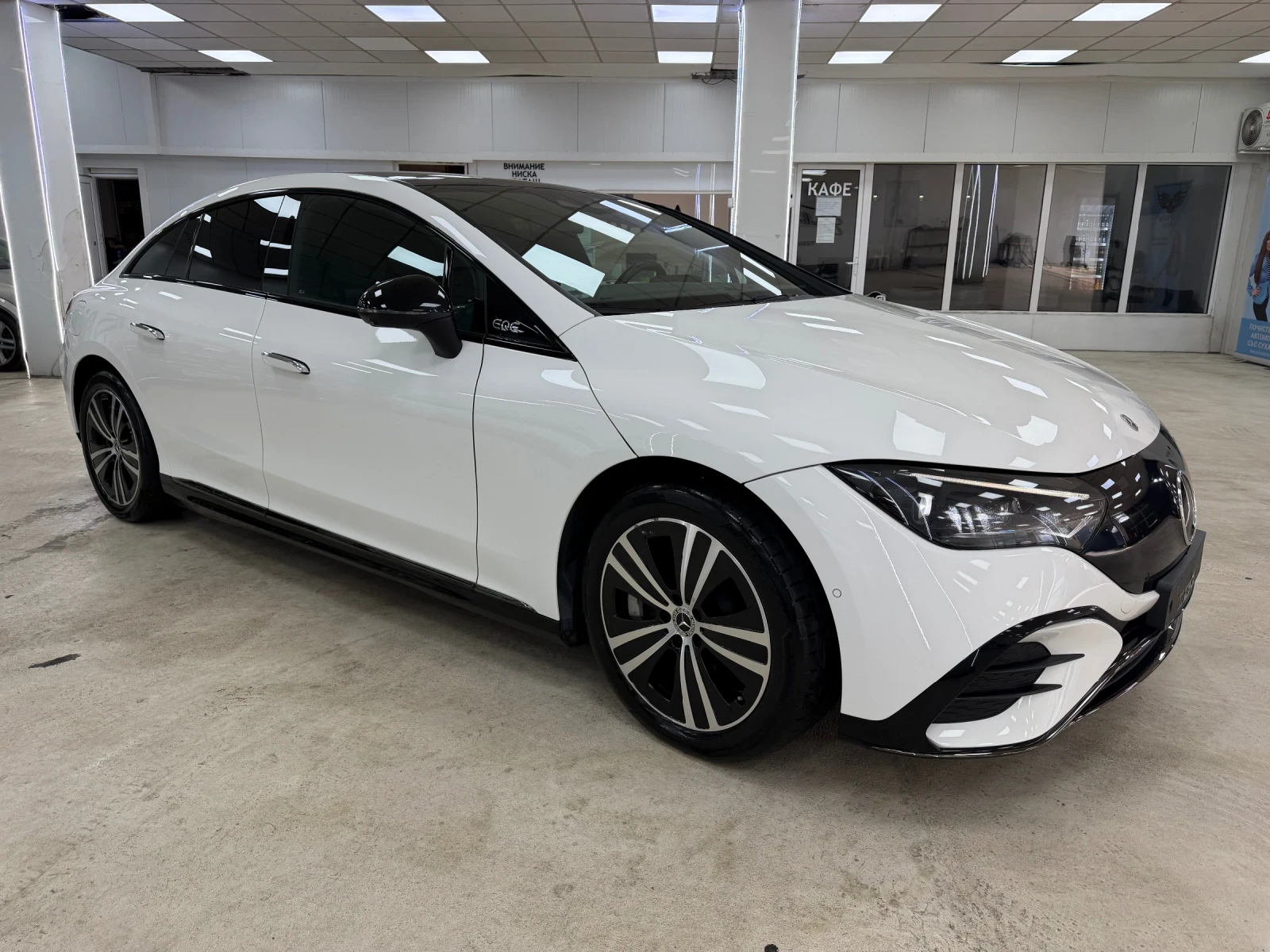 Mercedes-Benz EQE EQE 300 AMG Line / SOH 95% / Burmester / HUD / Пан, снимка 4 - Автомобили и джипове - 55441479