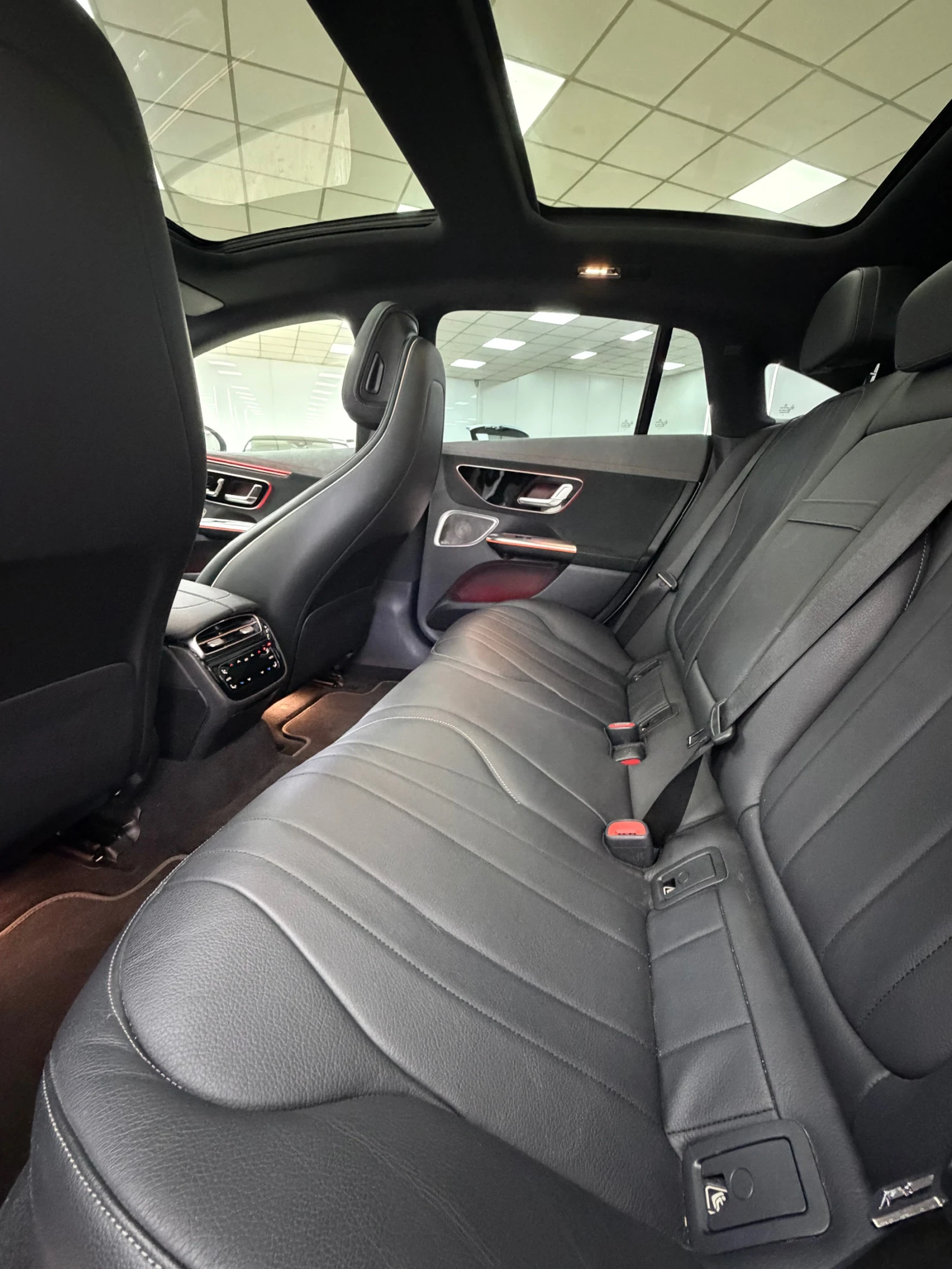 Mercedes-Benz EQE EQE 300 AMG Line / SOH 95% / Burmester / HUD / Пан, снимка 11 - Автомобили и джипове - 55441479
