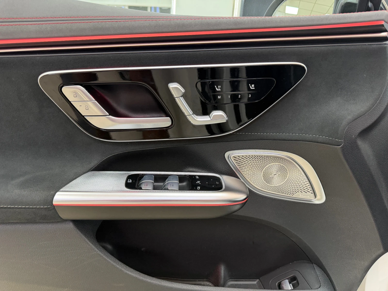 Mercedes-Benz EQE EQE 300 AMG Line / SOH 95% / Burmester / HUD / Пан, снимка 16 - Автомобили и джипове - 55441479
