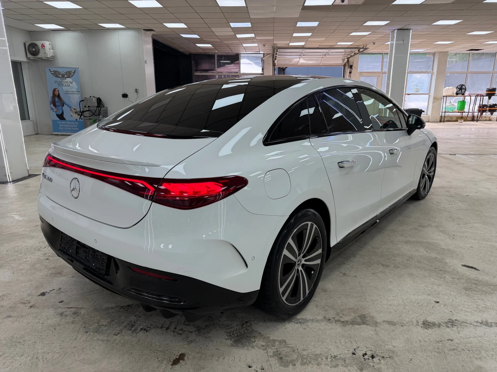 Mercedes-Benz EQE EQE 300 AMG Line / SOH 95% / Burmester / HUD / Пан, снимка 5 - Автомобили и джипове - 55441479