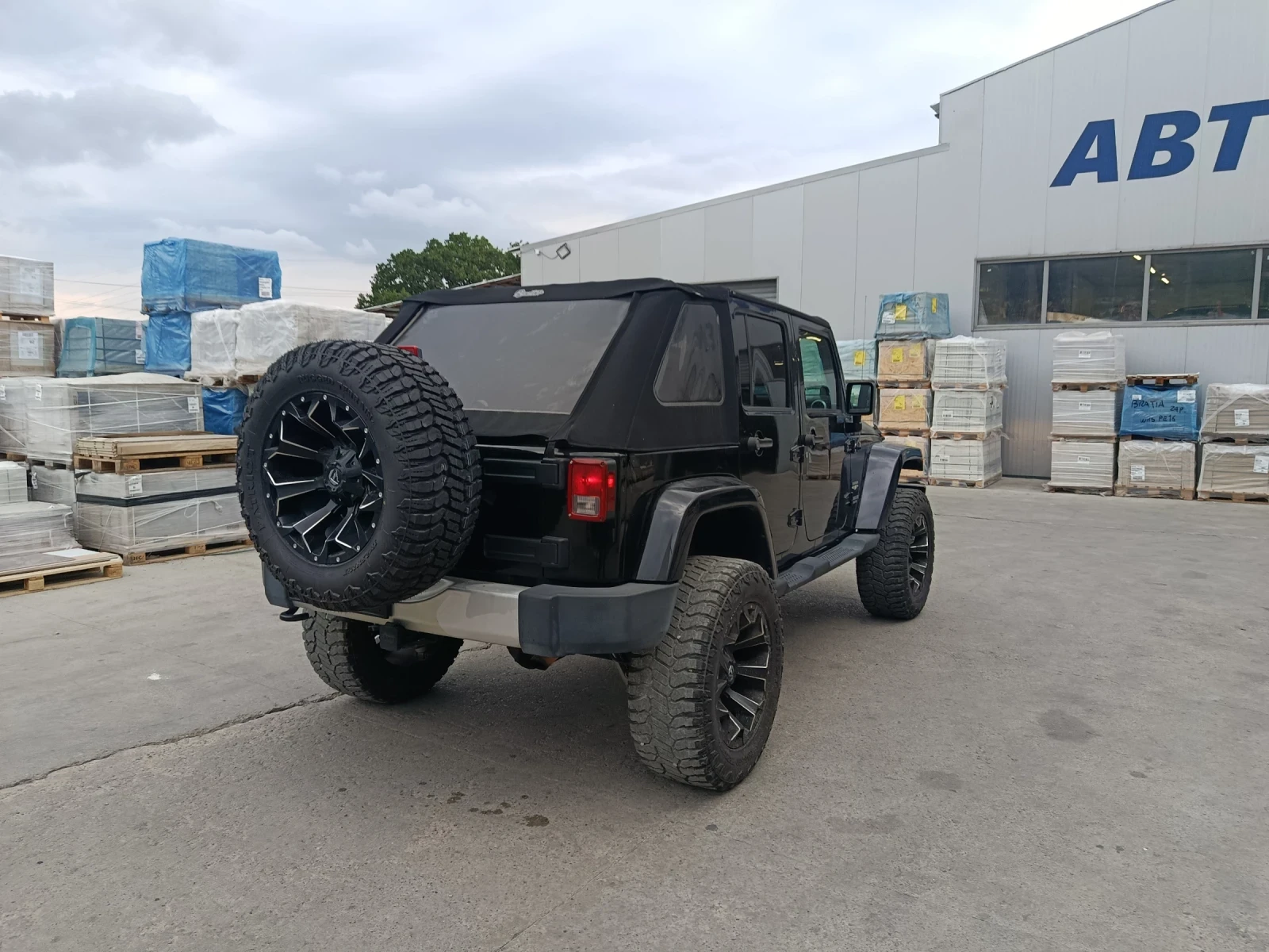 Jeep Wrangler Sahara, снимка 2 - Автомобили и джипове - 56678943