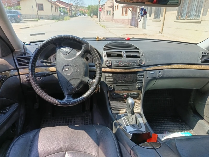 Mercedes-Benz E 270 2.7 Avantgarde, снимка 4 - Автомобили и джипове - 52624712