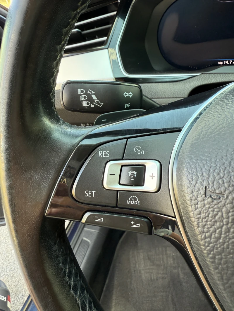 VW Passat 2.0TDI* DSG* DIGITAL* DISTRONIC* KEYLESS GO, снимка 11 - Автомобили и джипове - 51711141