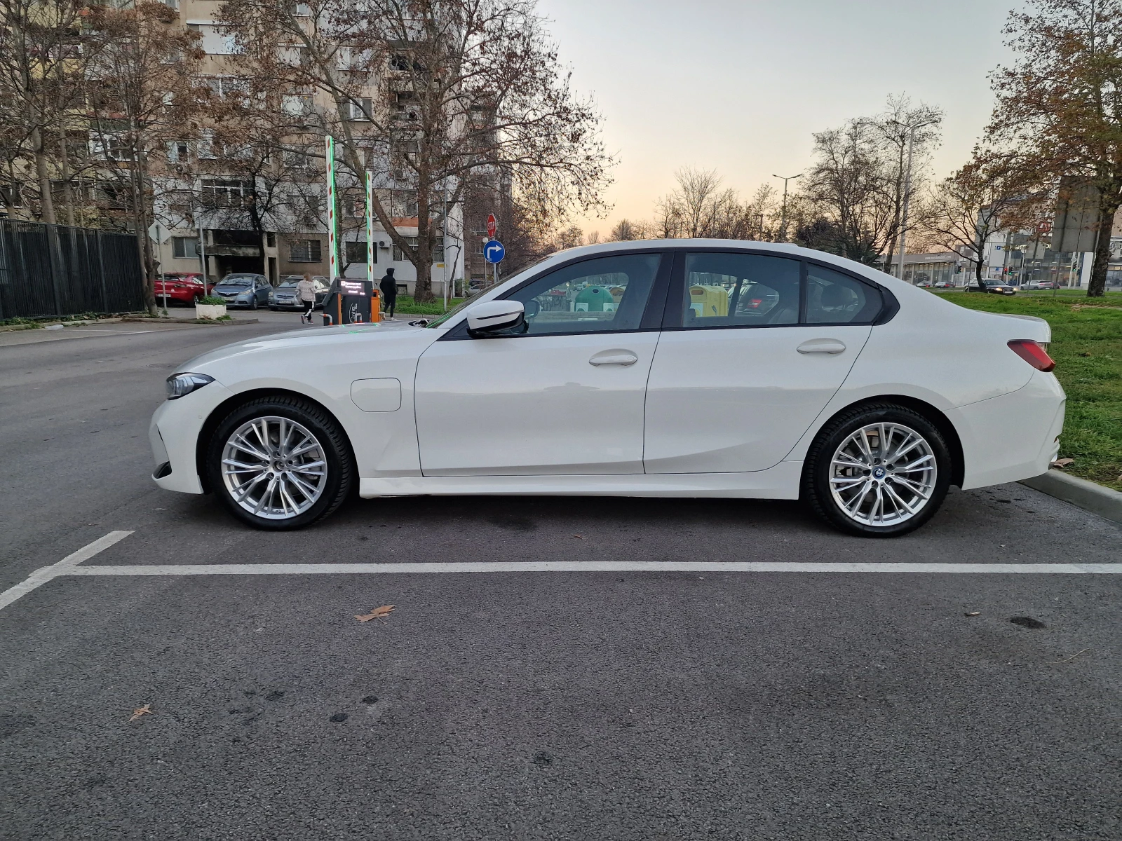 BMW 330 xDrive Plug-In Hybrid 2023 | 288 hp | 4x4 | US | Mobile.bg � ����������� 2