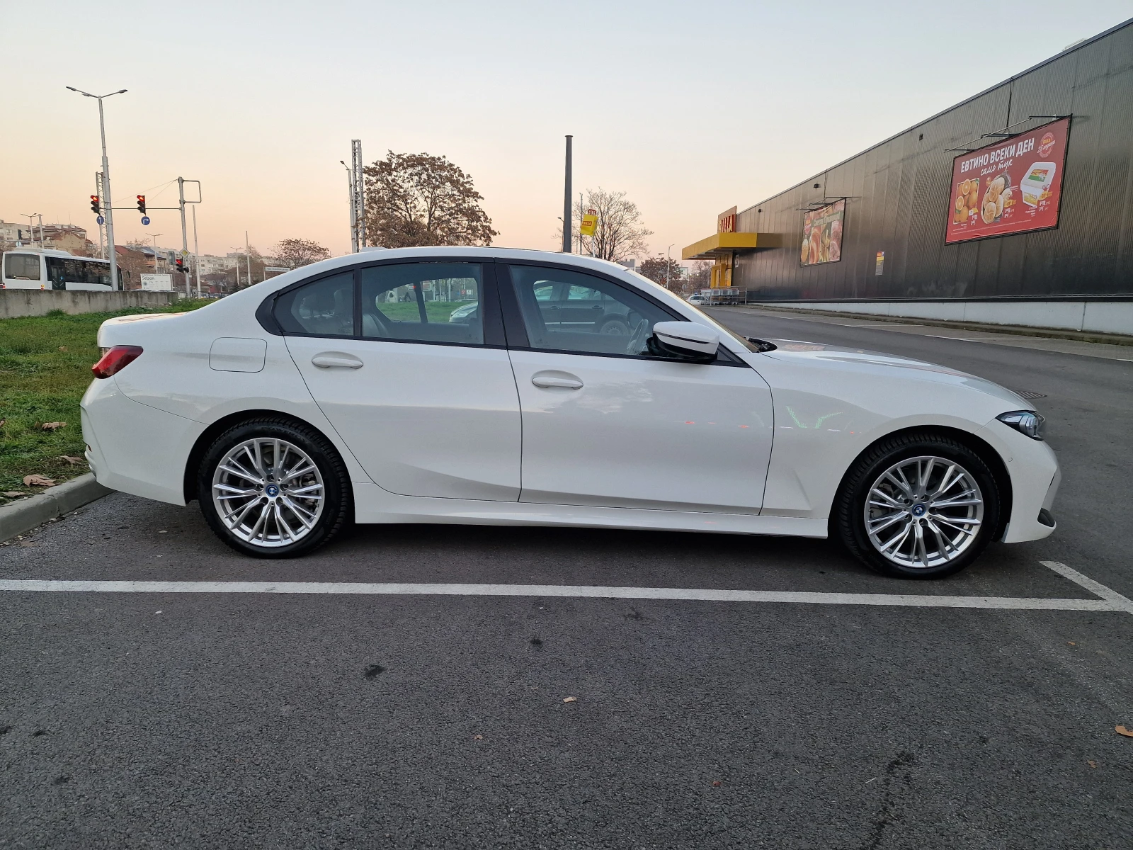 BMW 330 xDrive Plug-In Hybrid 2023 | 288 hp | 4x4 | US | Mobile.bg � ����������� 7