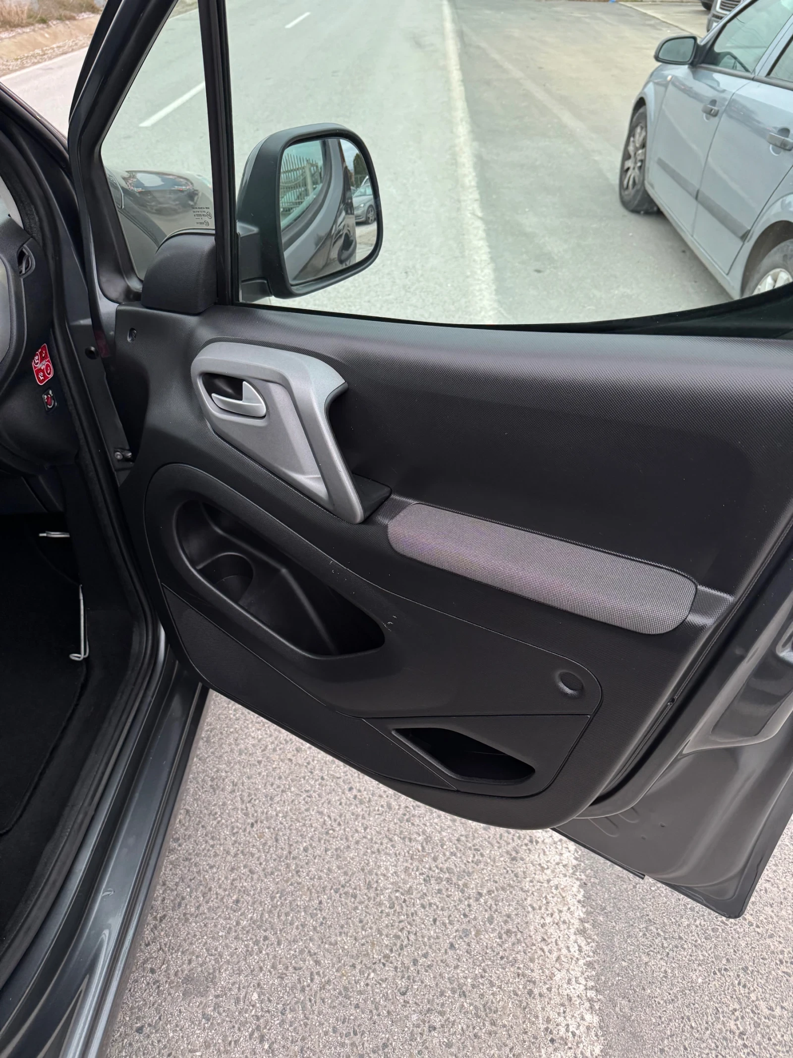 Peugeot Partner 1.6 ehdi, снимка 9 - Автомобили и джипове - 54046702