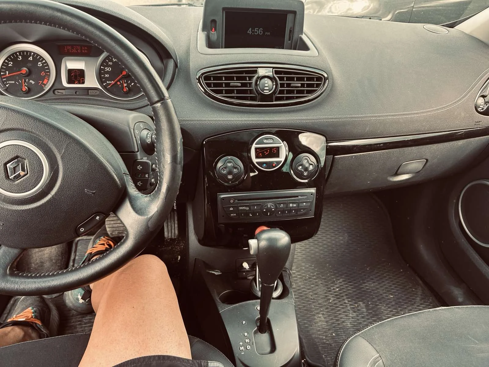 Renault Clio, снимка 8 - Автомобили и джипове - 55381284