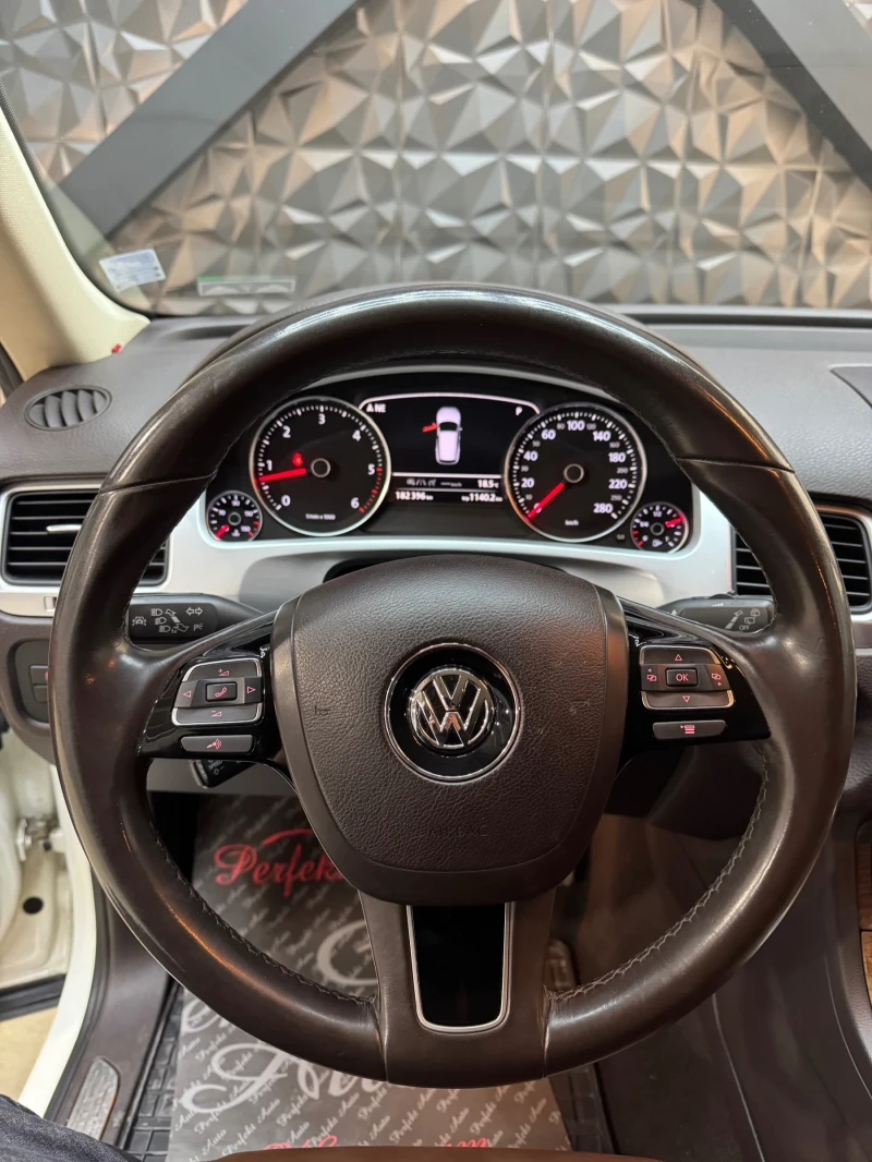 VW Touareg 4.2 TDI 4X4, снимка 12 - Автомобили и джипове - 48562043