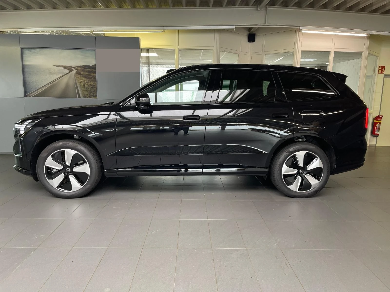 Volvo EX90 6+ 1* PANO* DISTR* KEYLESS* 360CAM* PANO*  - изображение 6