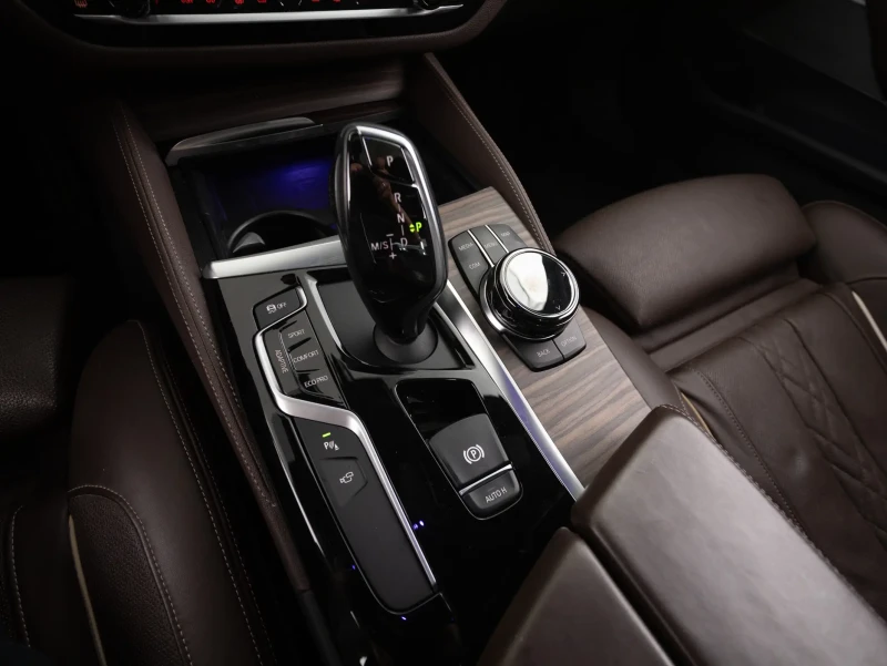 BMW 550 M-Performance * HUD * АвтоКредит * (ЦЕНА ДО БГ), снимка 17 - Автомобили и джипове - 53192797