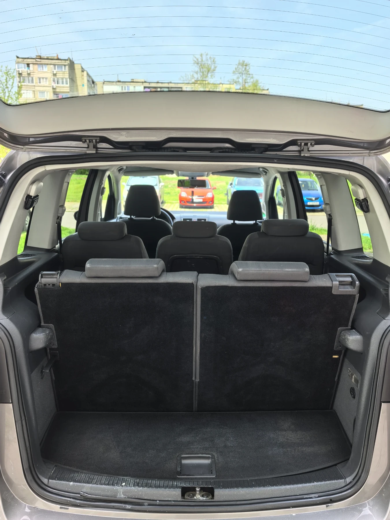 VW Touran 1.6 TDI * 6+ 1 места, снимка 11 - Автомобили и джипове - 54467235