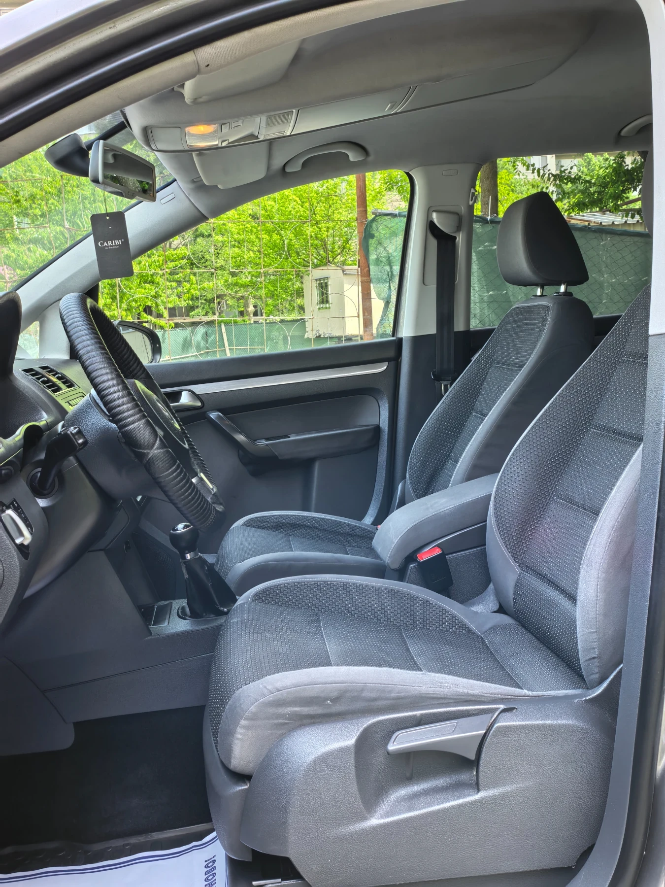 VW Touran 1.6 TDI * 6+ 1 места, снимка 8 - Автомобили и джипове - 54467235
