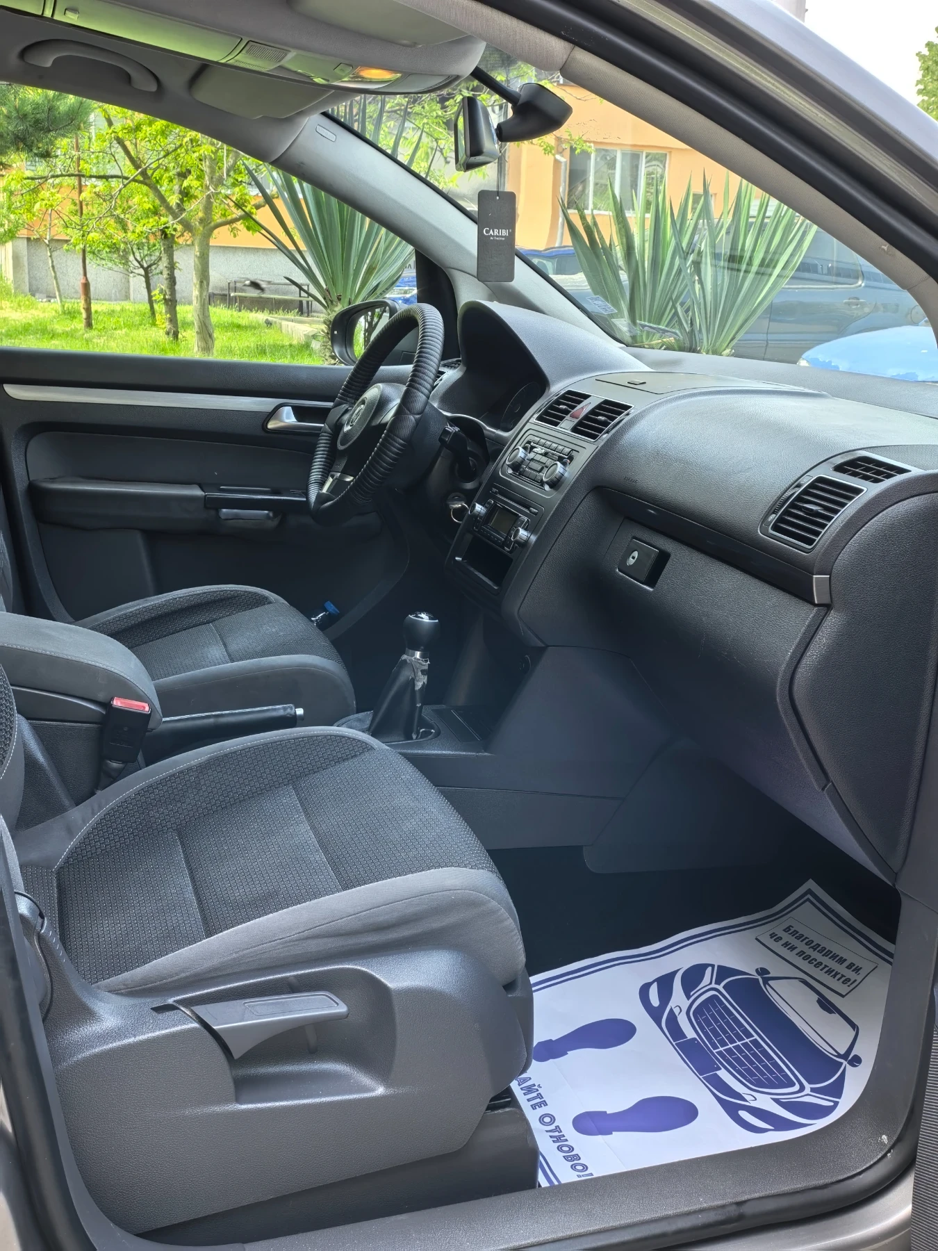 VW Touran 1.6 TDI * 6+ 1 места, снимка 9 - Автомобили и джипове - 54467235