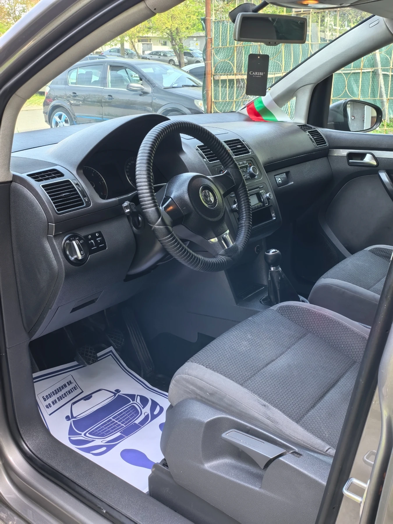 VW Touran 1.6 TDI * 6+ 1 места, снимка 7 - Автомобили и джипове - 54467235