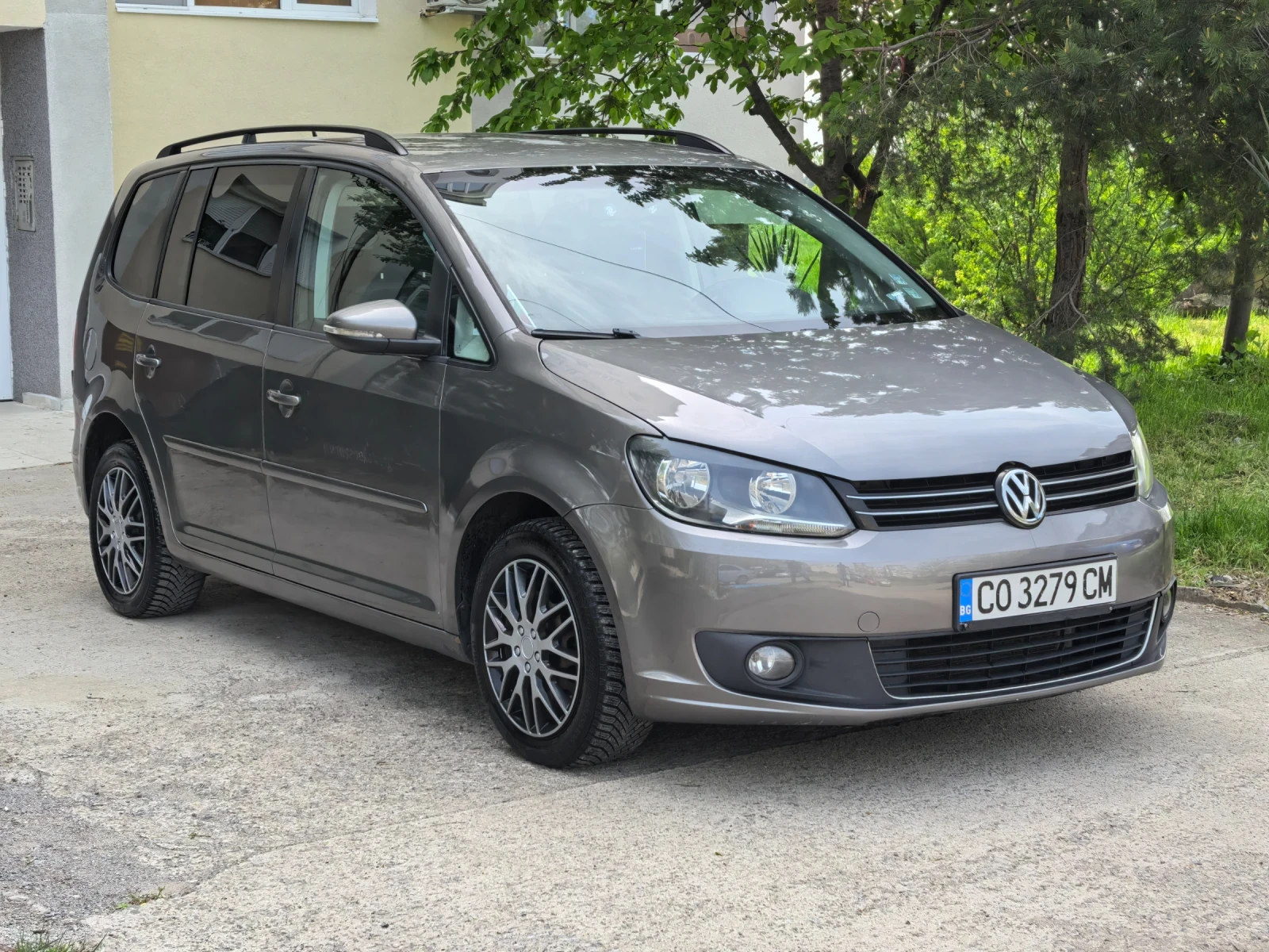 VW Touran 1.6 TDI * 6+ 1 места, снимка 3 - Автомобили и джипове - 54467235