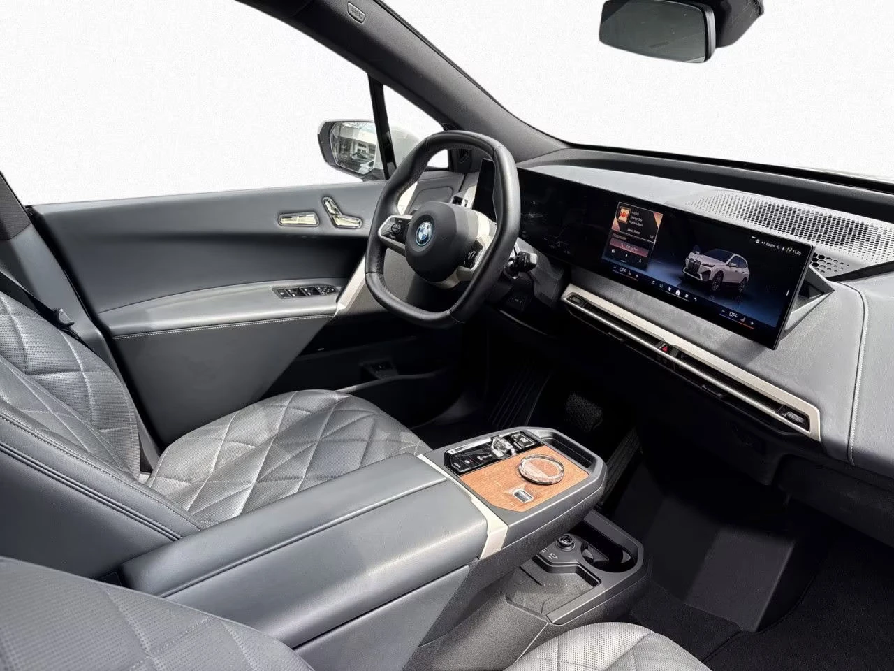 BMW iX xDRIVE/40/326HP/SPORT/HUD/SKY LOUNGE/PRO/360/519z, снимка 11 - Автомобили и джипове - 55129786