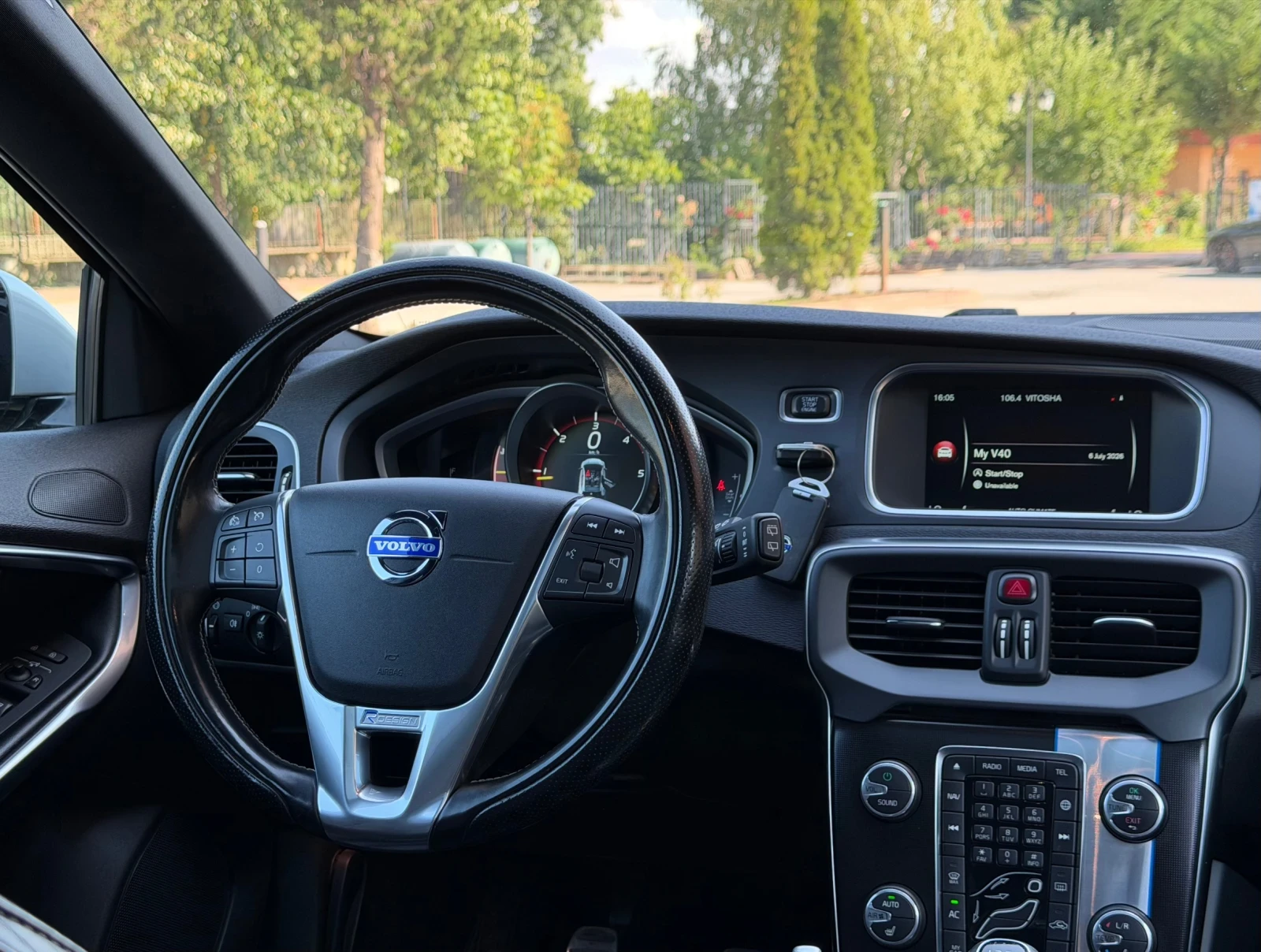 Volvo V40 D4/190hp/R-Design/Harmon-Kardon/Панорама/Keyless, снимка 16 - Автомобили и джипове - 55178263