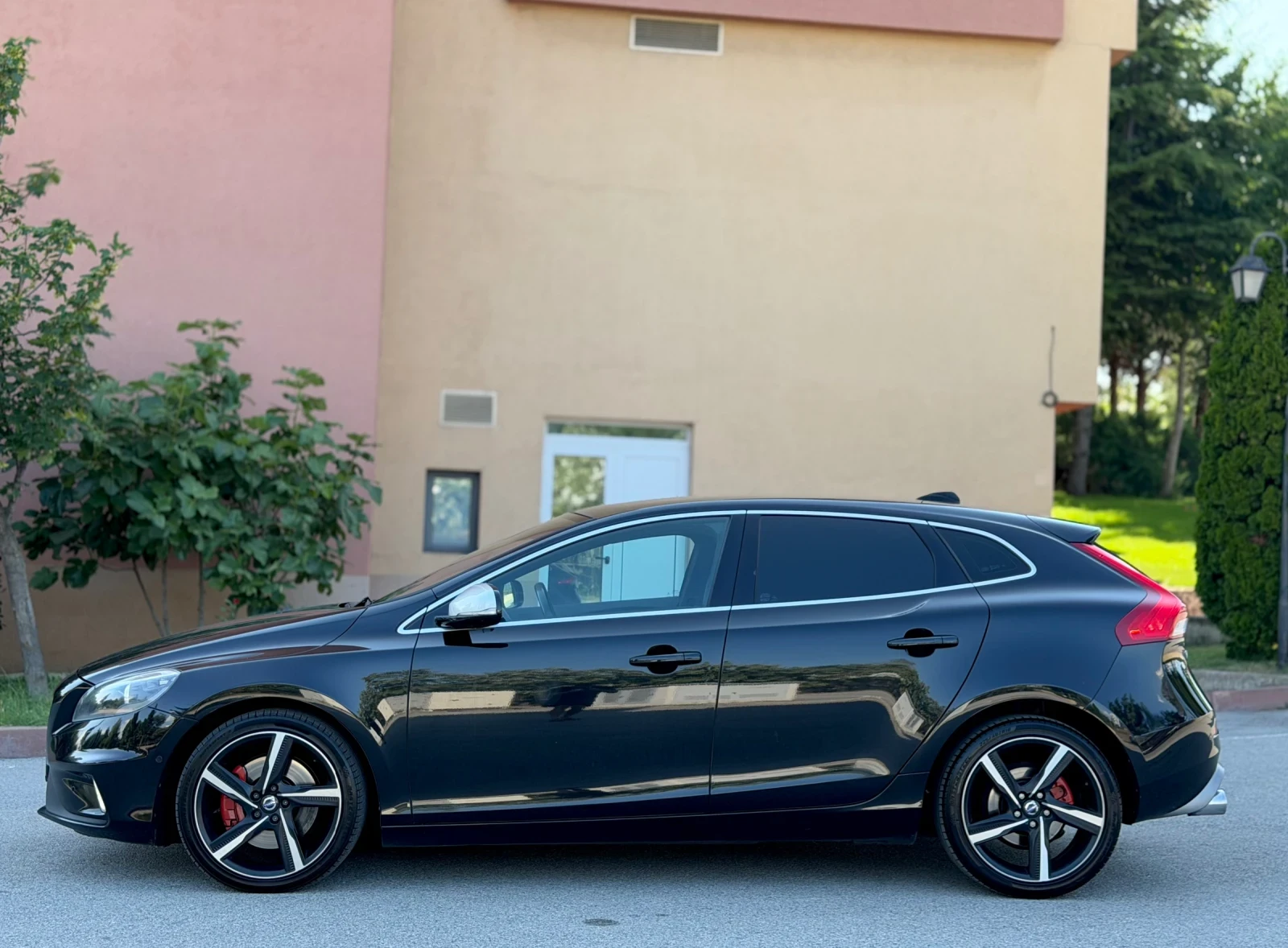 Volvo V40 D4/190hp/R-Design/Harmon-Kardon/Панорама/Keyless, снимка 2 - Автомобили и джипове - 55178263