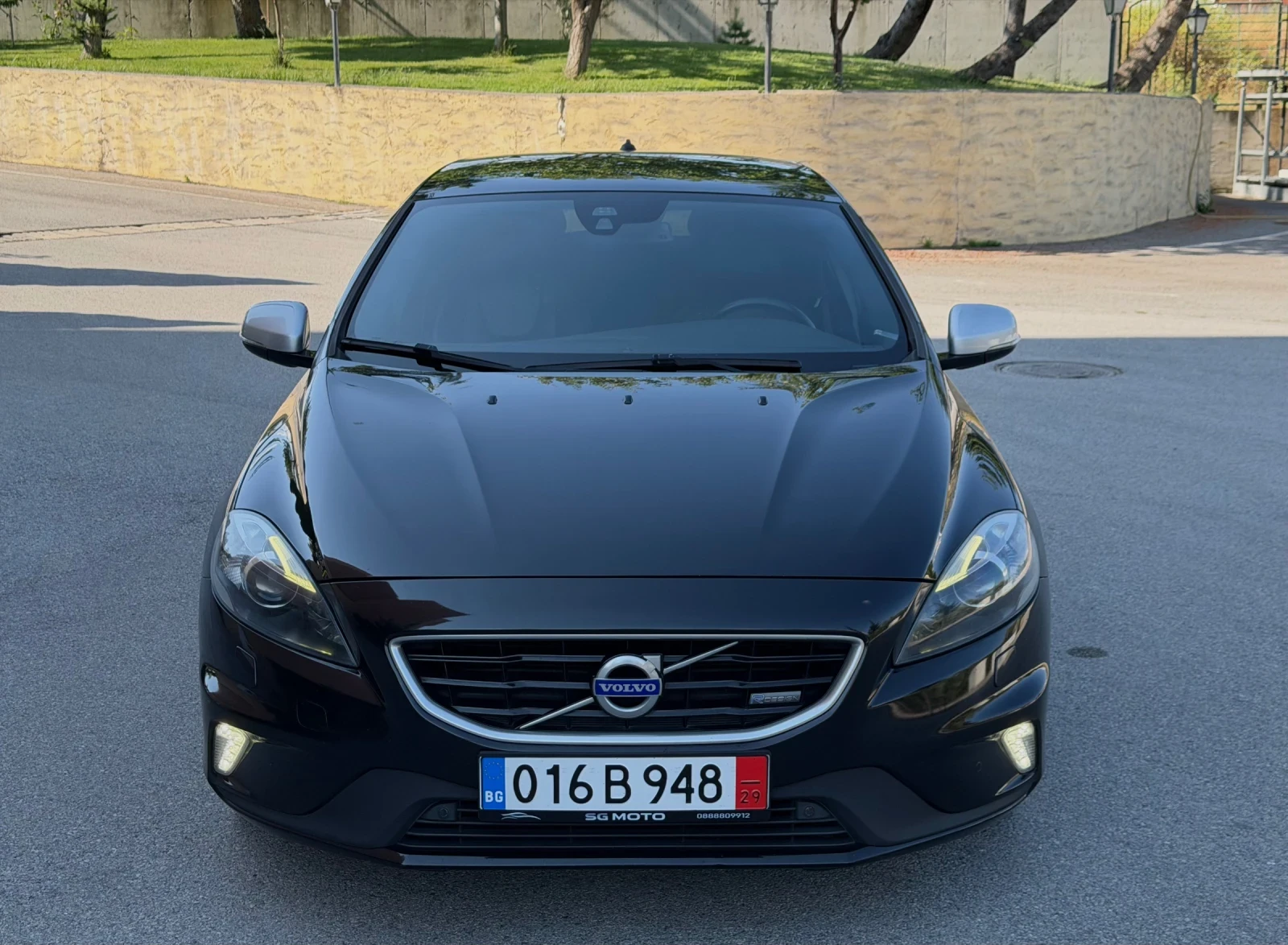 Volvo V40 D4/190hp/R-Design/Harmon-Kardon/Панорама/Keyless, снимка 8 - Автомобили и джипове - 55178263