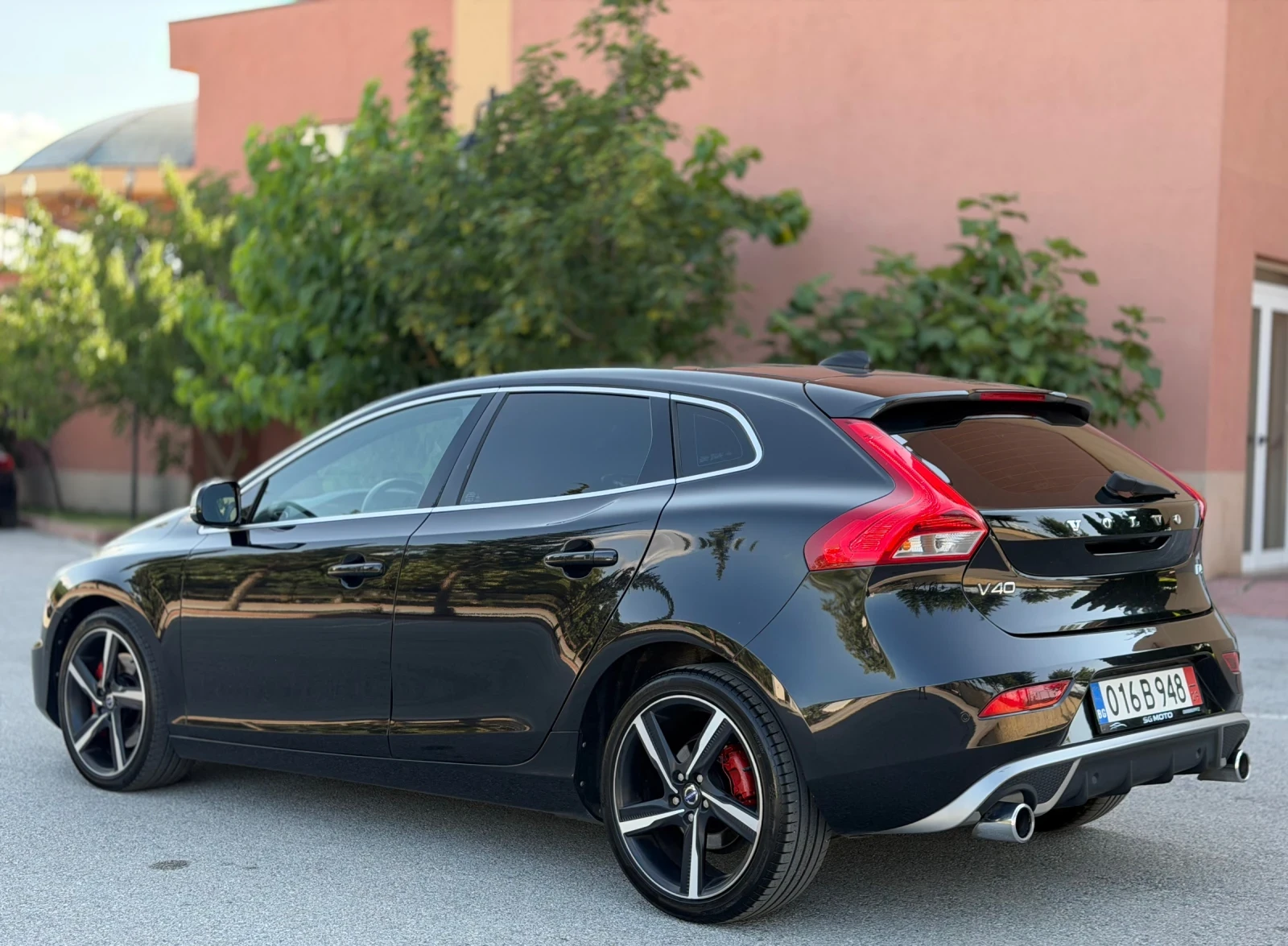Volvo V40 D4/190hp/R-Design/Harmon-Kardon/Панорама/Keyless, снимка 3 - Автомобили и джипове - 55178263