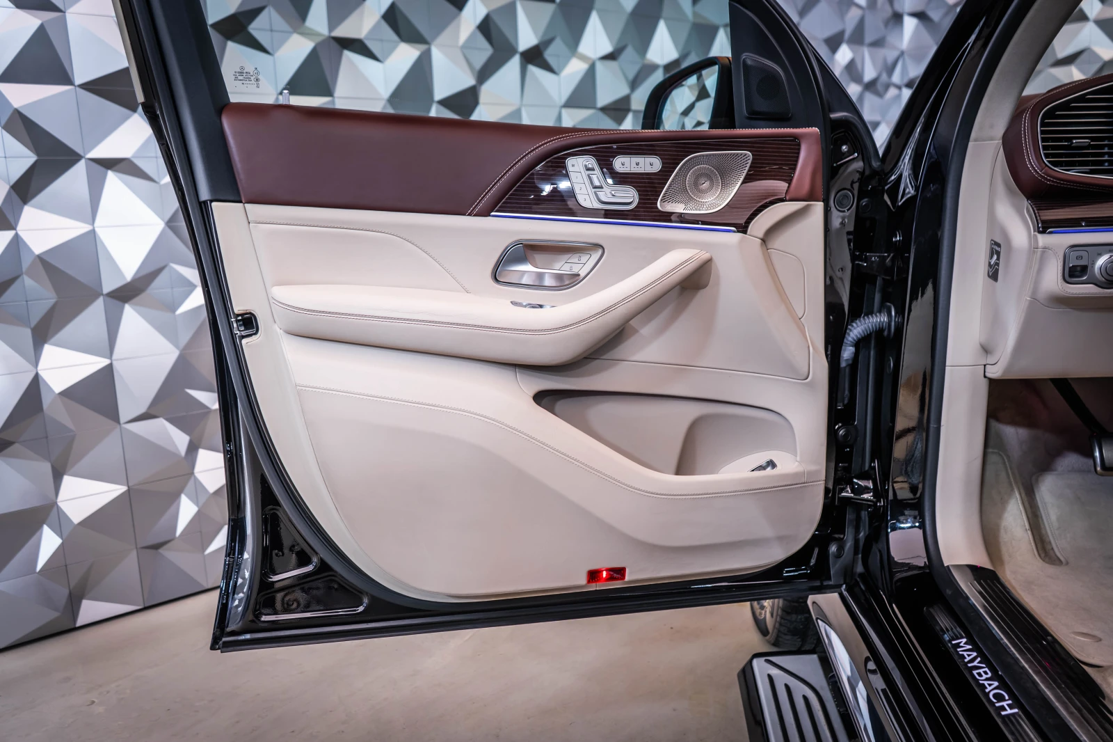 Mercedes-Benz GLS 600 Maybach 4M * ActiveBody* Burmester* Теглич - изображение 7