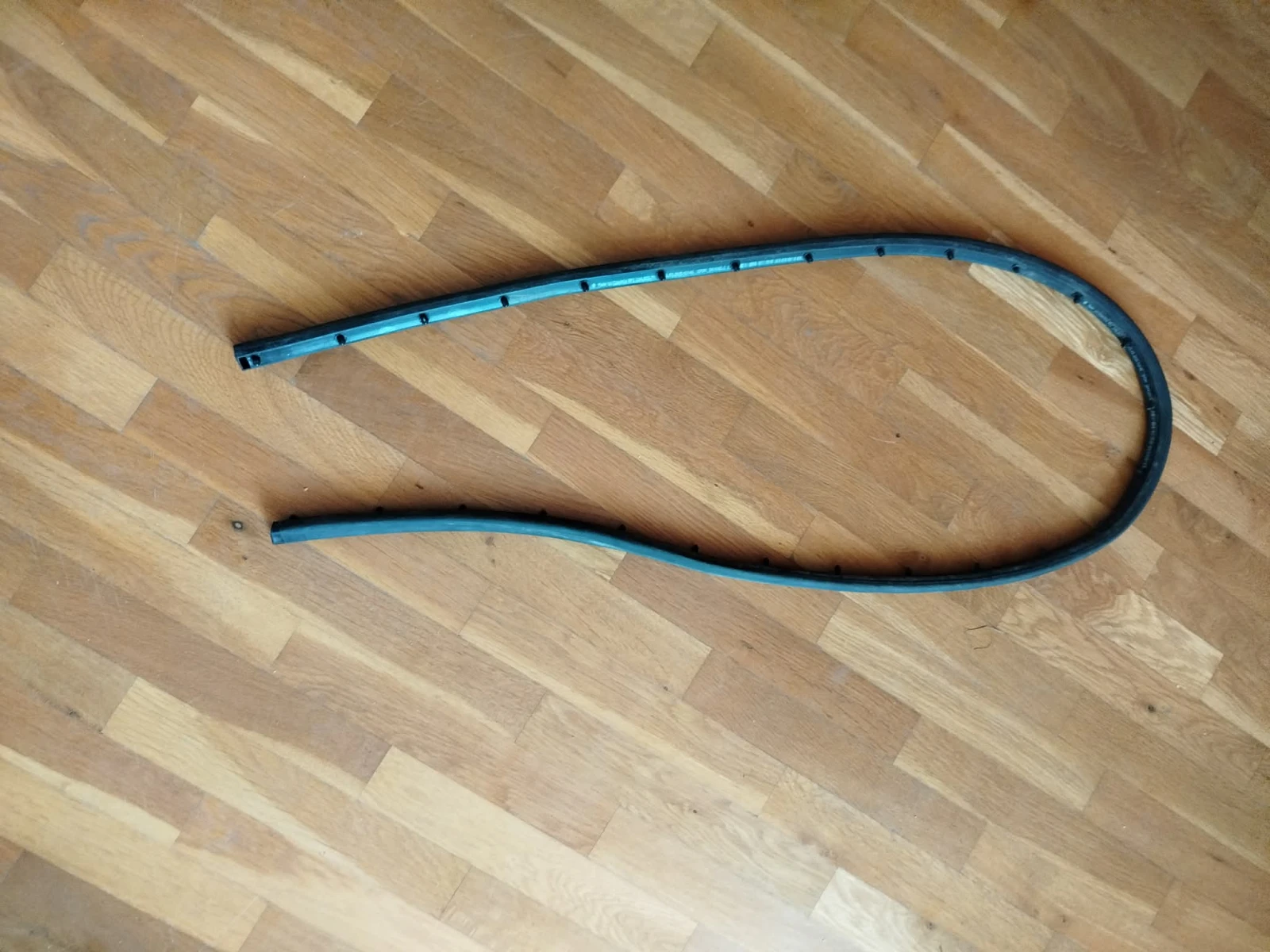 11A823707 гуменото уплътнение за моторния отсек / предния капак (Engine compartment rubber seal)