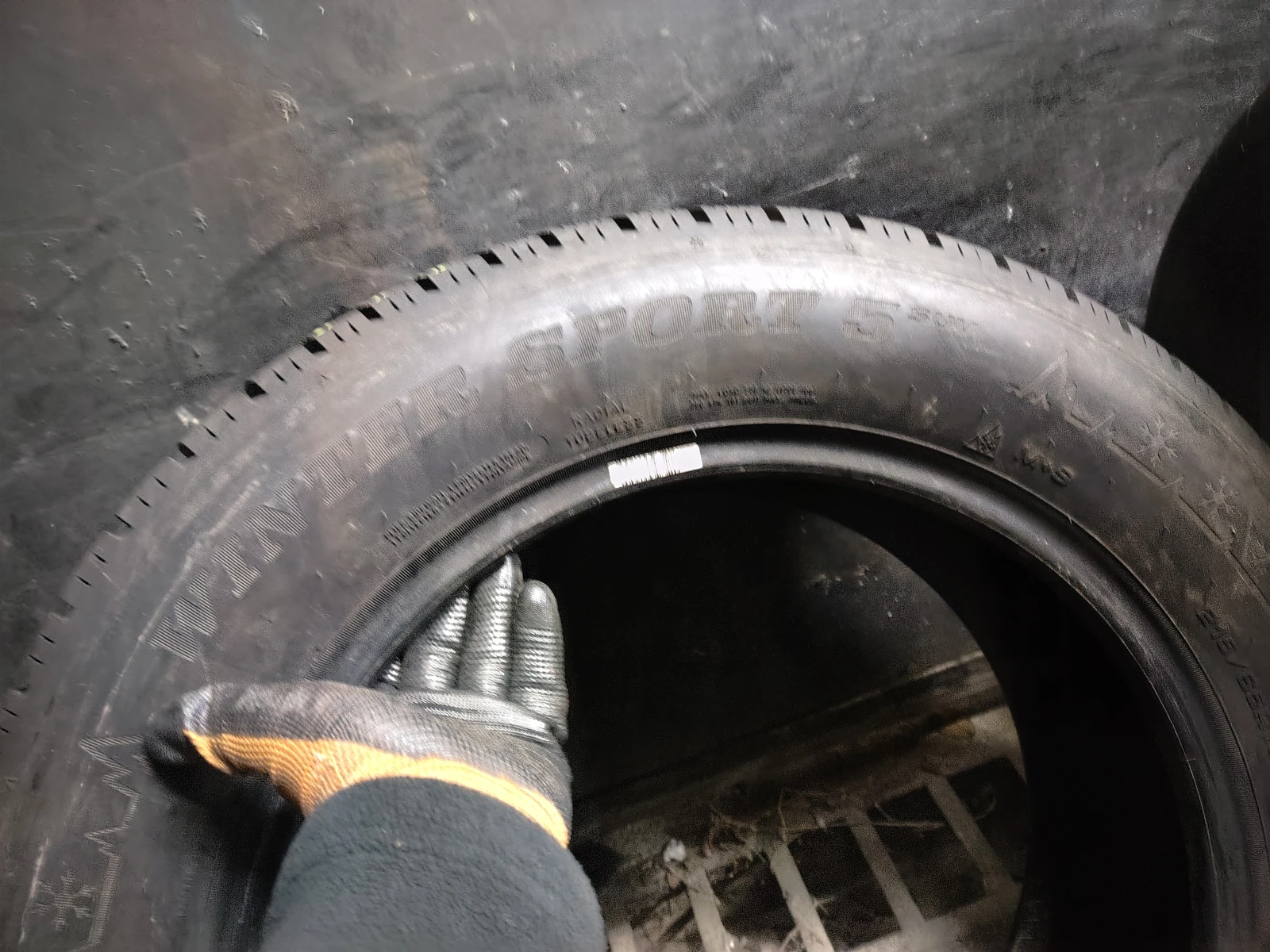 Гуми Зимни 215/65R17, снимка 6 - Гуми и джанти - 54088176