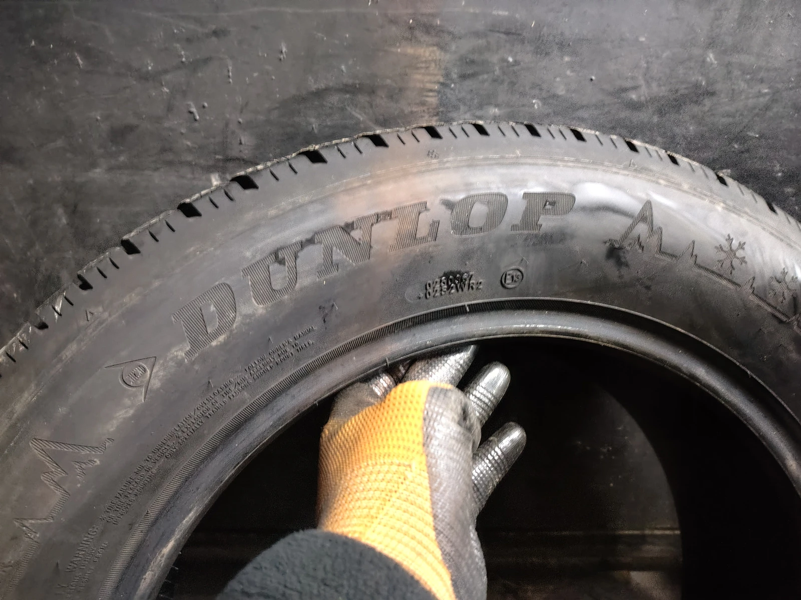 Гуми Зимни 215/65R17, снимка 5 - Гуми и джанти - 54088176