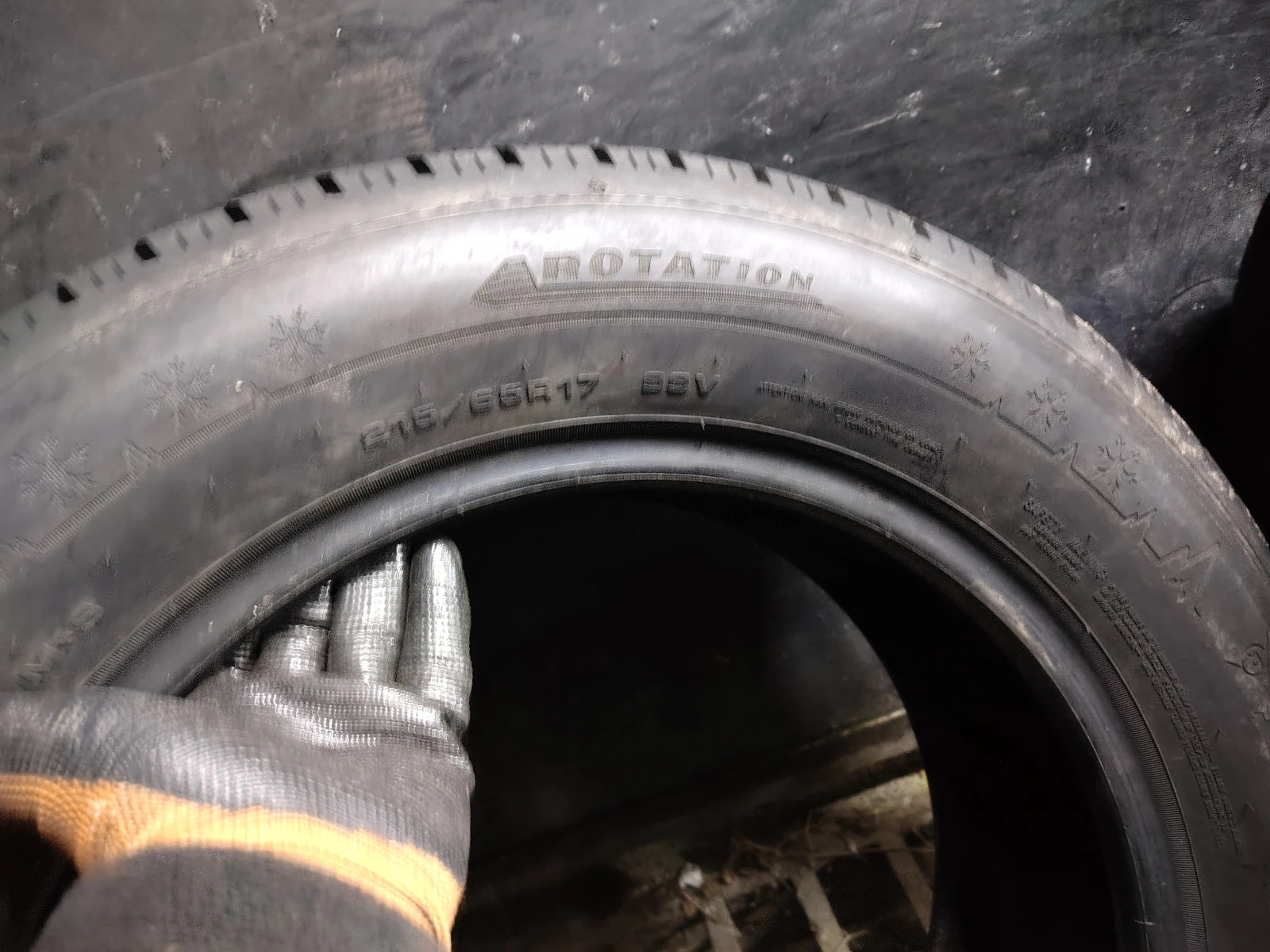 Гуми Зимни 215/65R17, снимка 7 - Гуми и джанти - 54088176