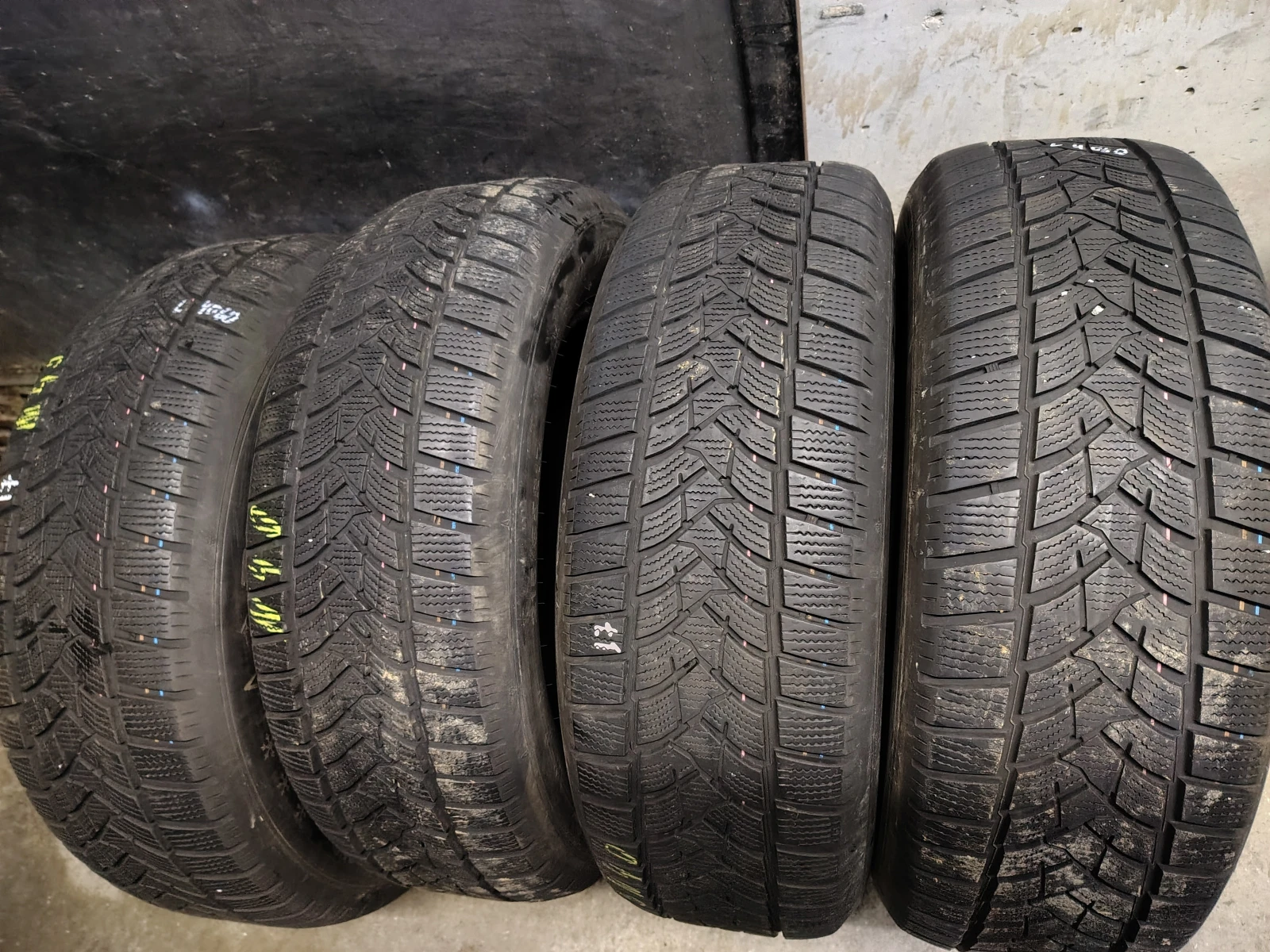 Гуми Зимни 215/65R17, снимка 3 - Гуми и джанти - 54088176