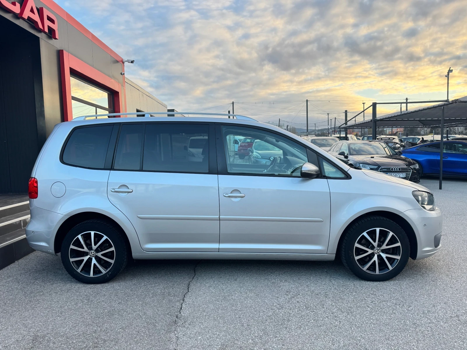 VW Touran 1.6TDI-АВТОМАТИК-NAVI - изображение 6