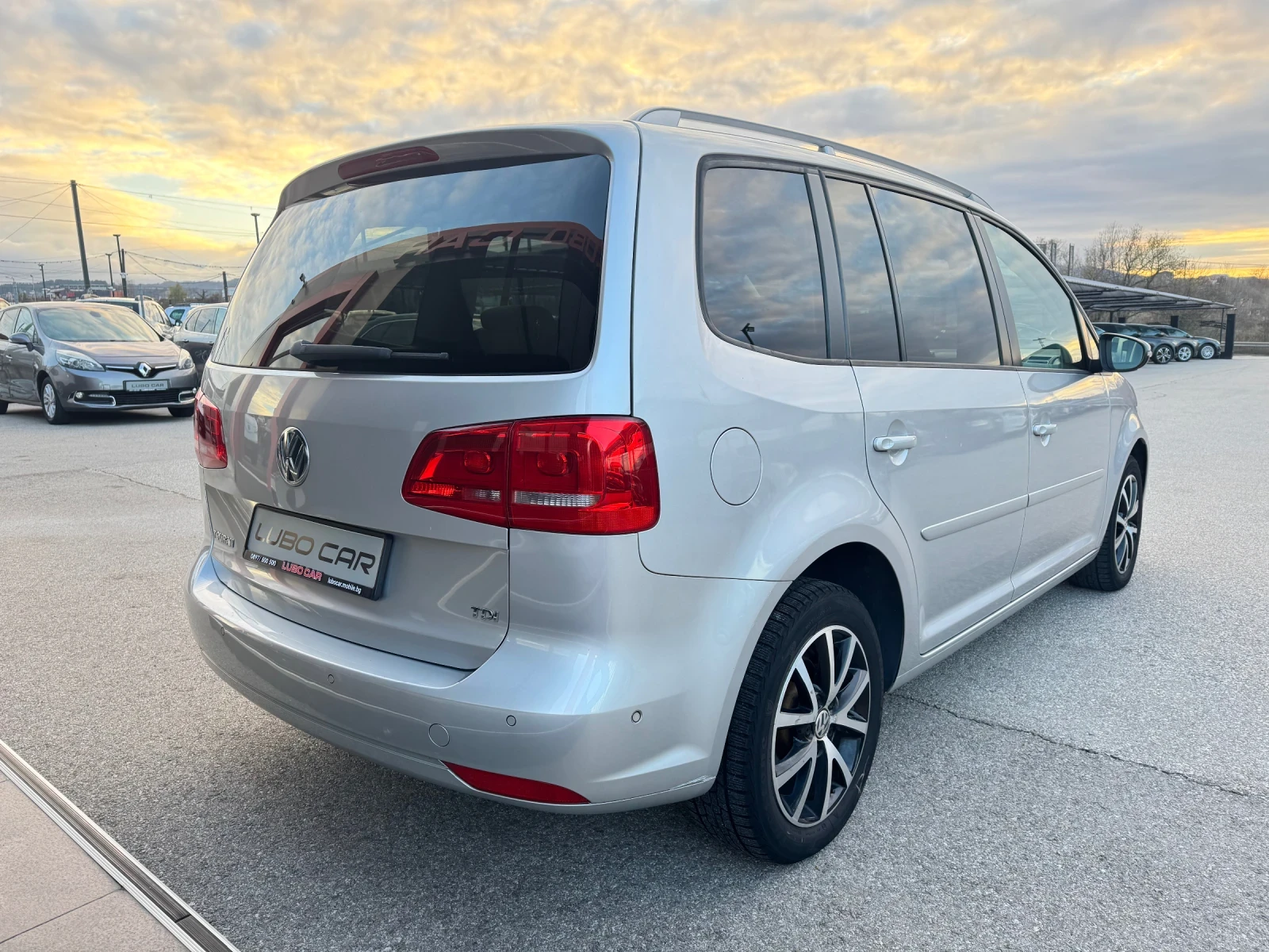 VW Touran 1.6TDI-АВТОМАТИК-NAVI - изображение 5