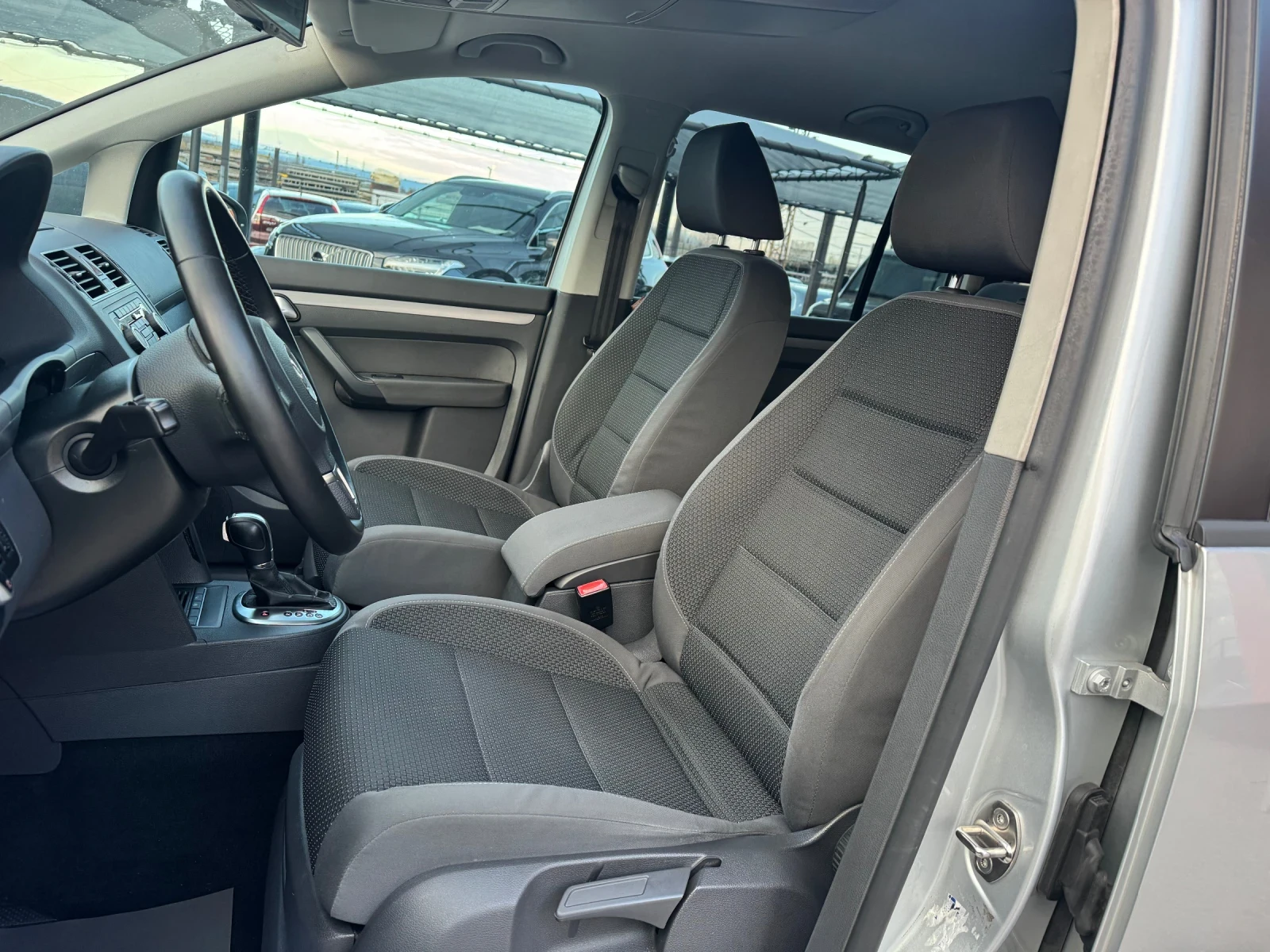 VW Touran 1.6TDI-АВТОМАТИК-NAVI - изображение 8