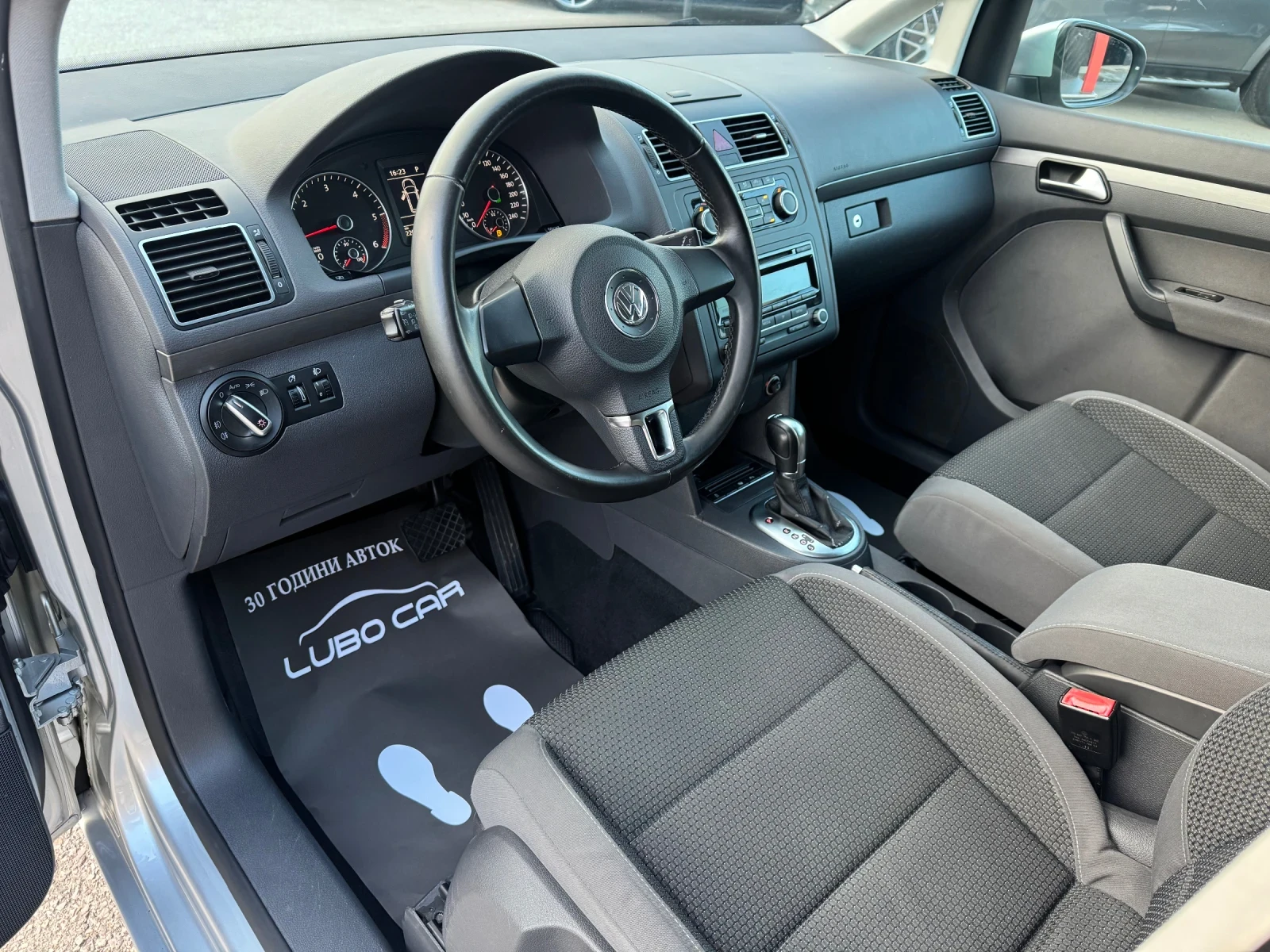 VW Touran 1.6TDI-АВТОМАТИК-NAVI - изображение 9