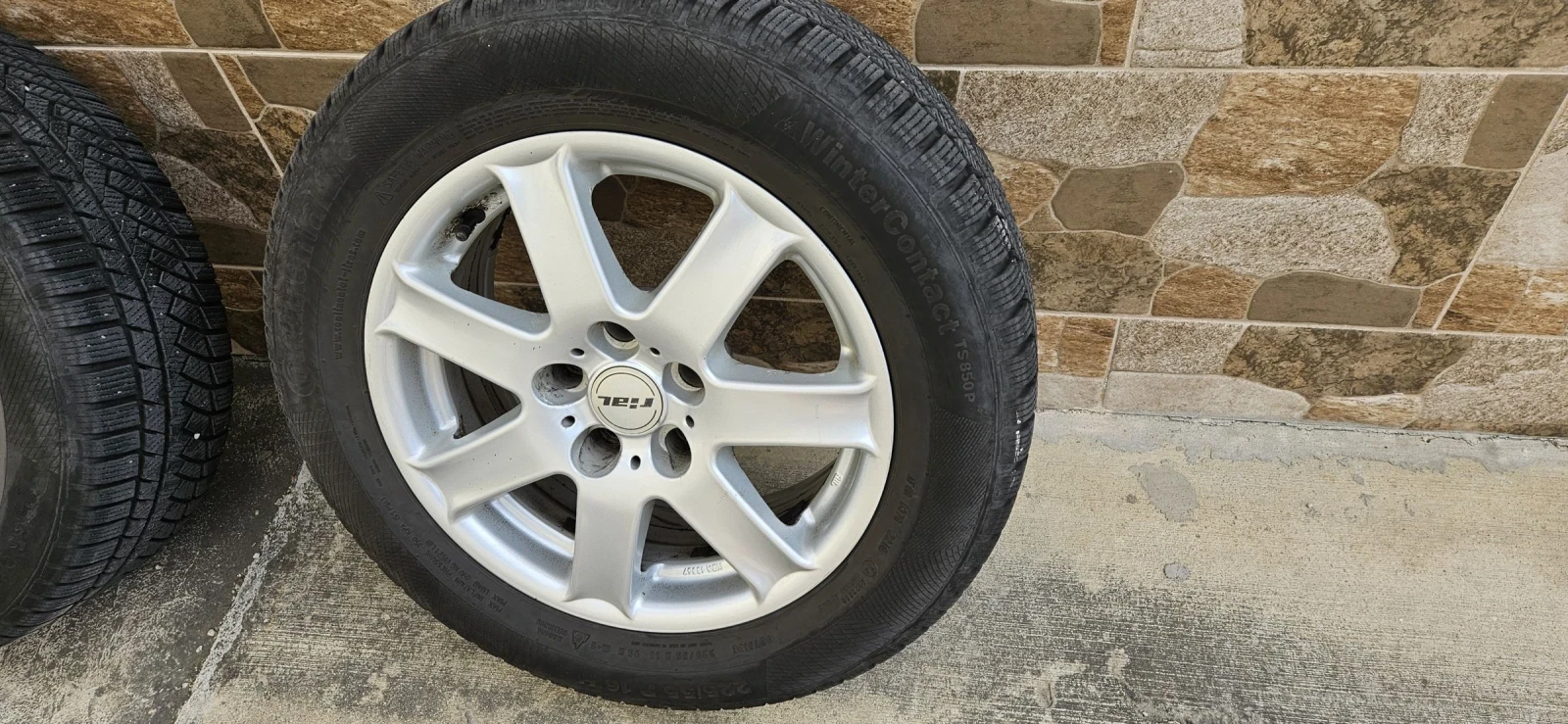 Гуми Зимни 225/55R16, снимка 2 - Гуми и джанти - 53933422