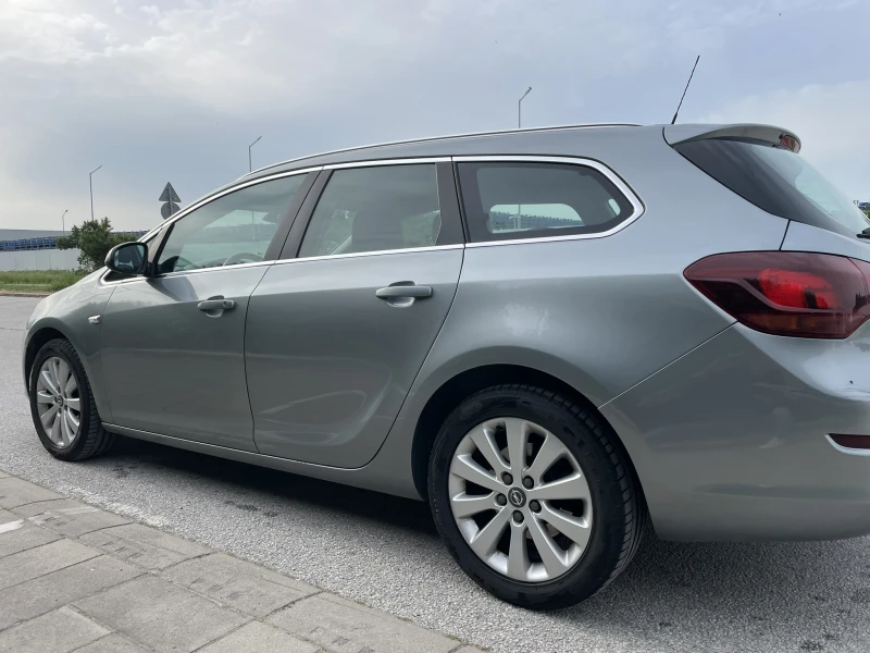Opel Astra J Sports Tourer 1.7 CDTI (125 кс) COSMO, снимка 2 - Автомобили и джипове - 52057944