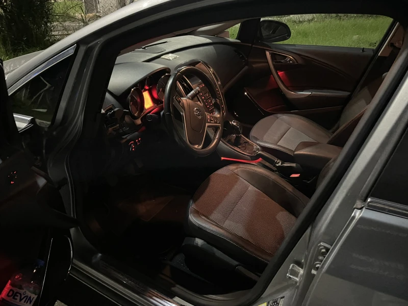 Opel Astra J Sports Tourer 1.7 CDTI (125 кс) COSMO, снимка 9 - Автомобили и джипове - 52057944