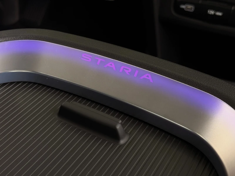 Hyundai Staria Luxury Hybrid 215 к.с. 6AT 6+ 1 места , снимка 10 - Автомобили и джипове - 51880994