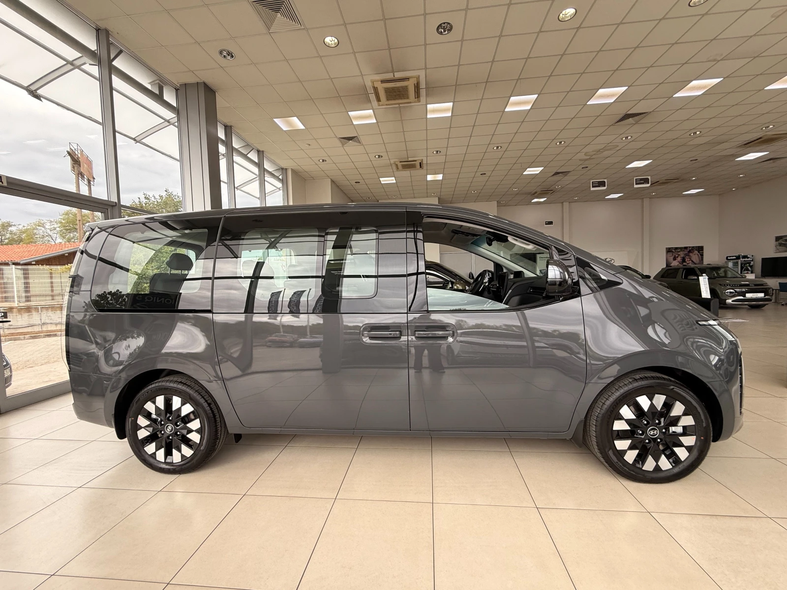 Hyundai Staria Luxury 1.6 T-GDI Hybrid 215 к.с. 6AT - изображение 5