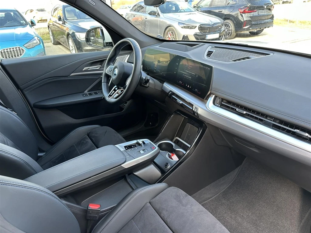 BMW iX1 xDrive30 - изображение 8