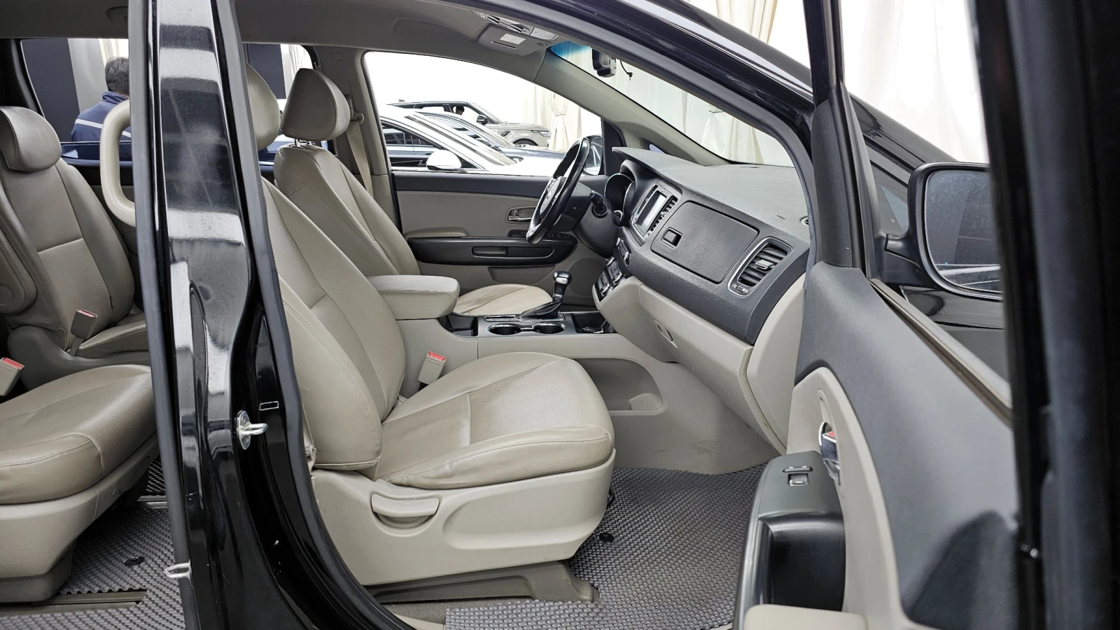 Kia Carnival LUXURY 2.2* 9 МЕСТА* ПОДГРЕВ ВОЛАН/СЕДАЛКИ, снимка 12 - Автомобили и джипове - 55626267