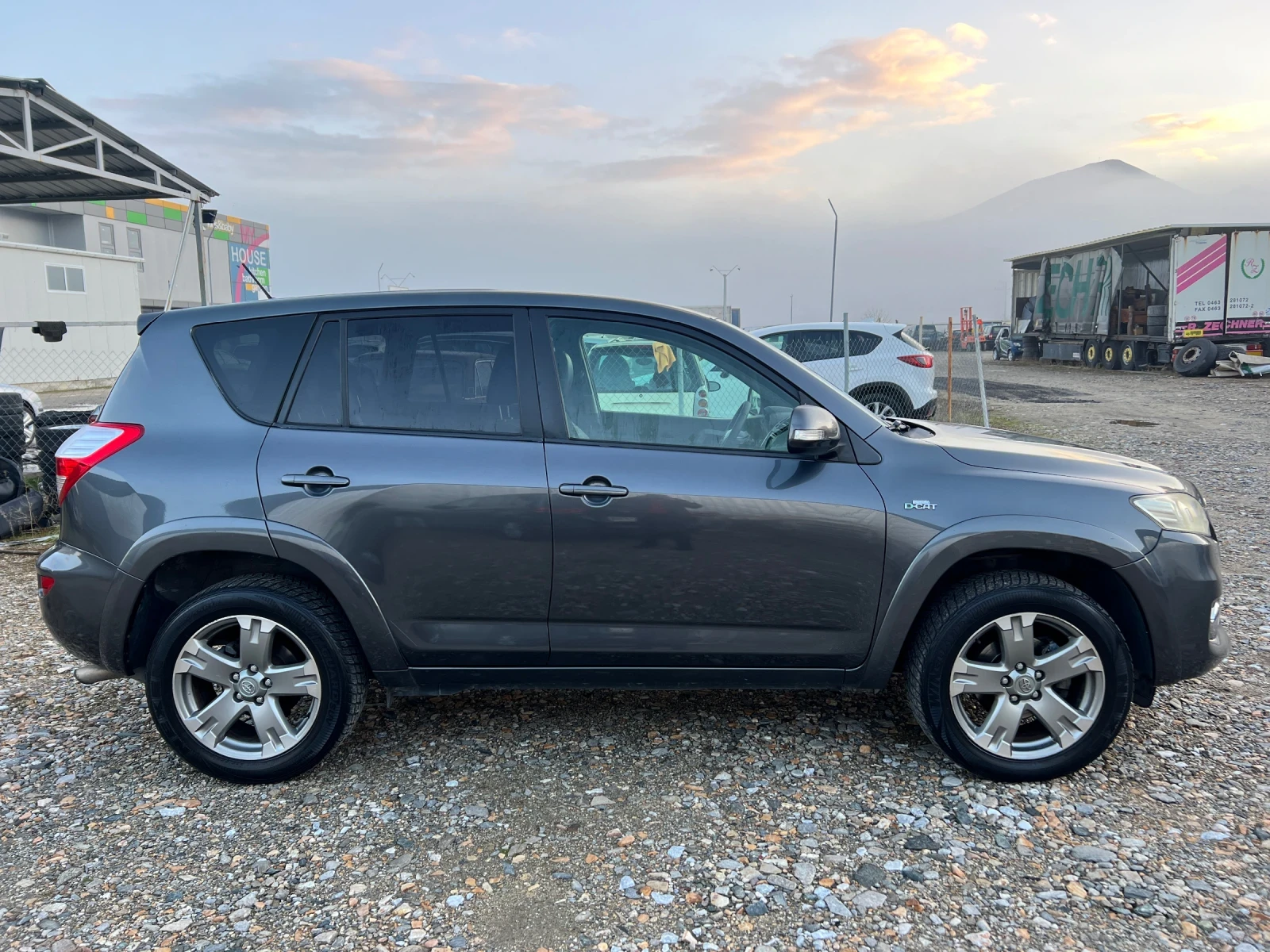 Toyota Rav4 2.2D 4X4/ FACE/Автоматик/ Подгрев/ Кожа/ Алкантара - изображение 4