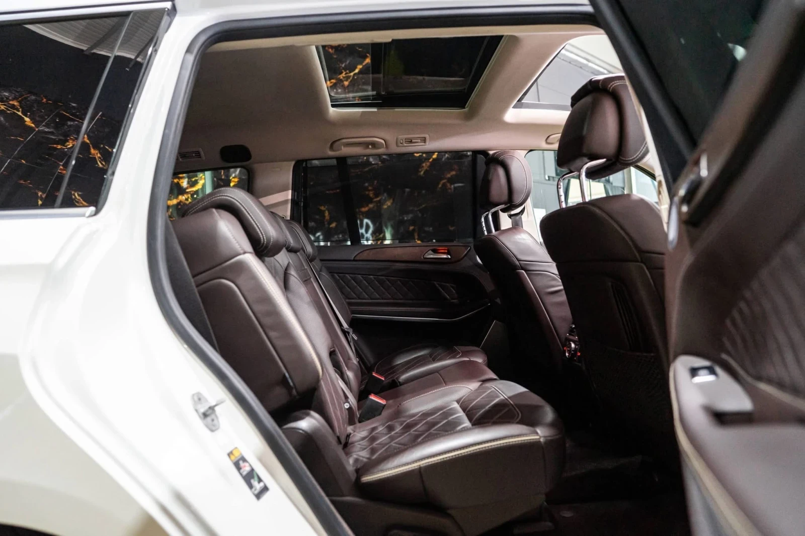 Mercedes-Benz GLS 500 4MATIC 7-МЕСТЕН DESIGNO ПАНО B&O ЛИЗИНГ 100%, снимка 15 - Автомобили и джипове - 53748998