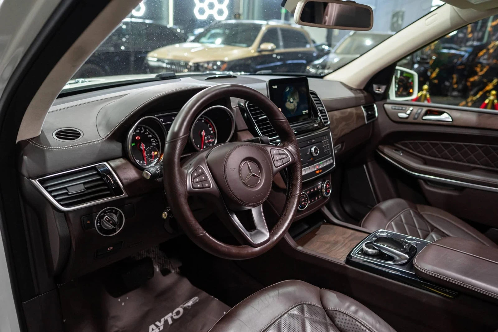 Mercedes-Benz GLS 500 4MATIC 7-МЕСТЕН DESIGNO ПАНО B&O ЛИЗИНГ 100%, снимка 12 - Автомобили и джипове - 53748998